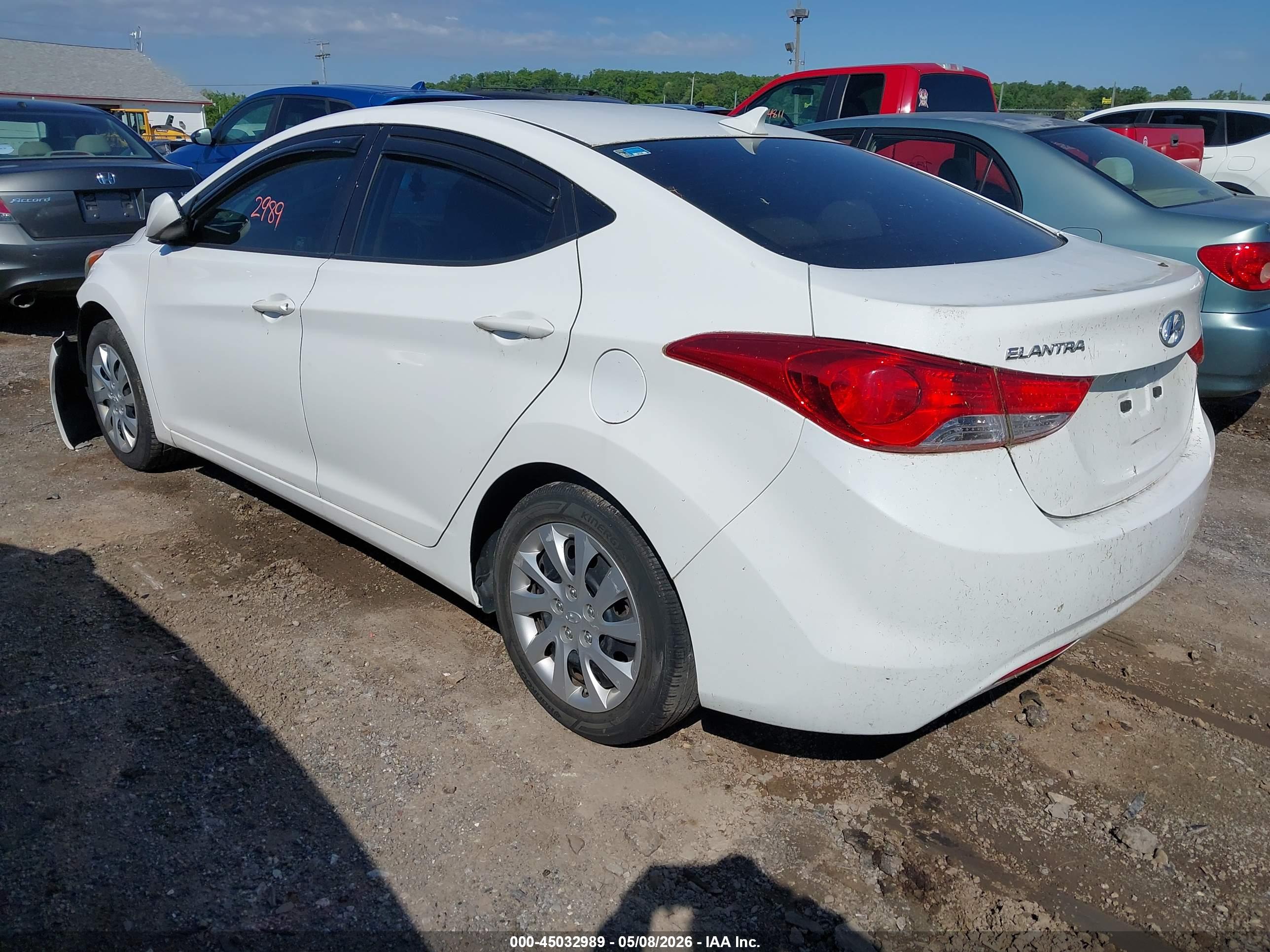 HYUNDAI ELANTRA image 3