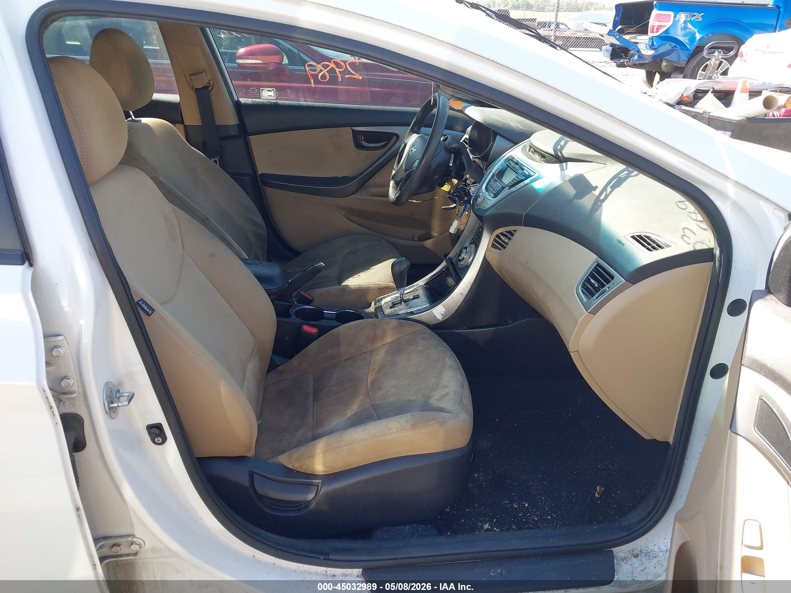 HYUNDAI ELANTRA image 5
