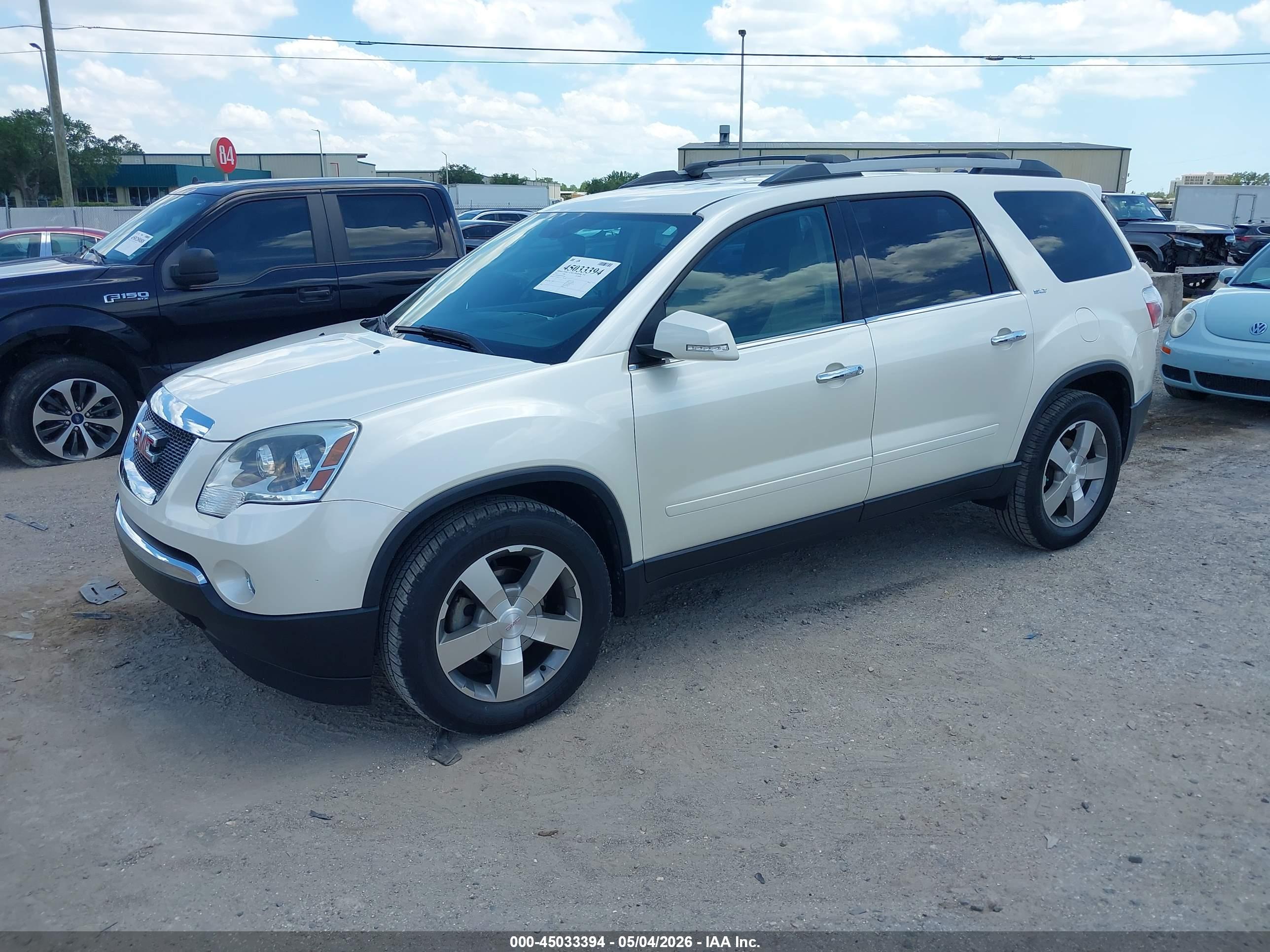 GMC ACADIA image 2