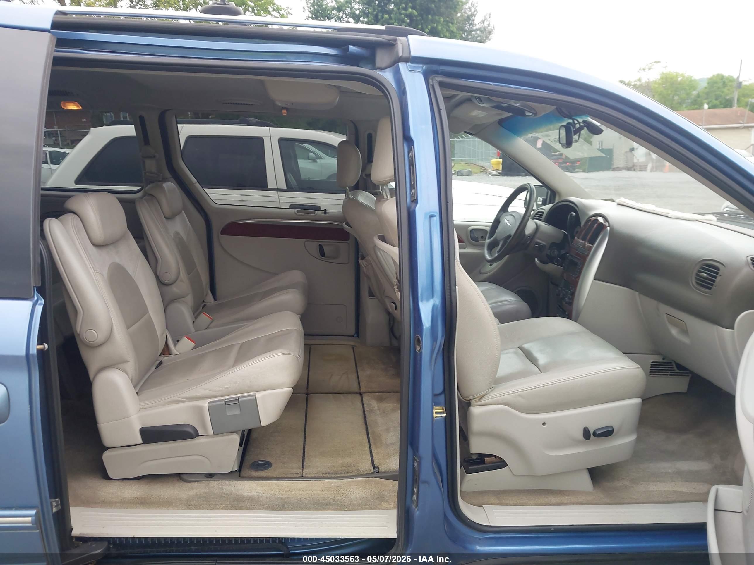 CHRYSLER TOWN image 8
