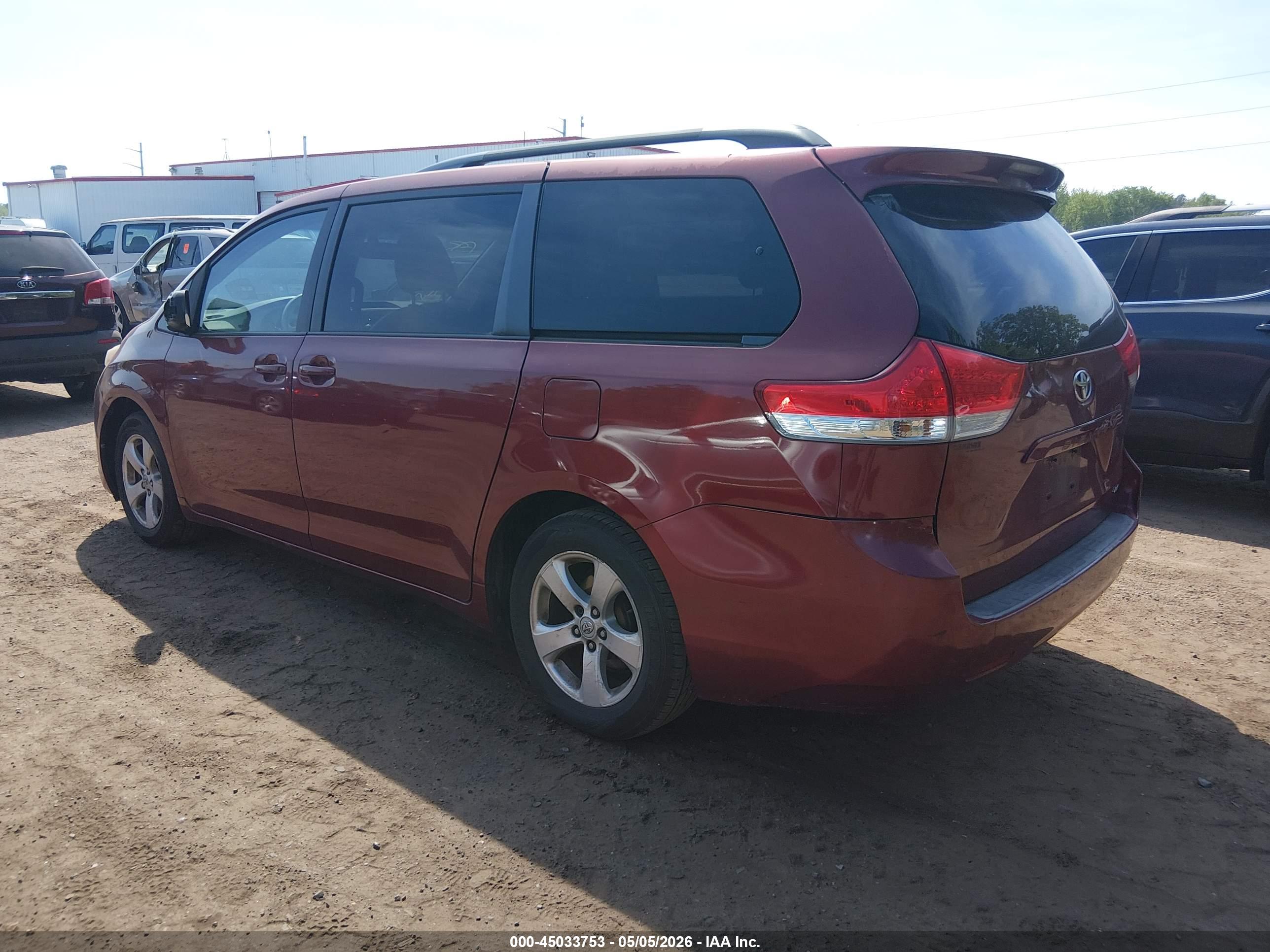 TOYOTA SIENNA image 3