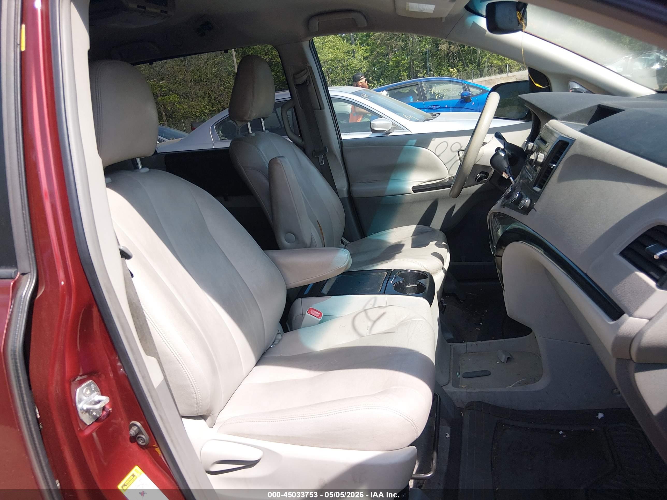TOYOTA SIENNA image 5