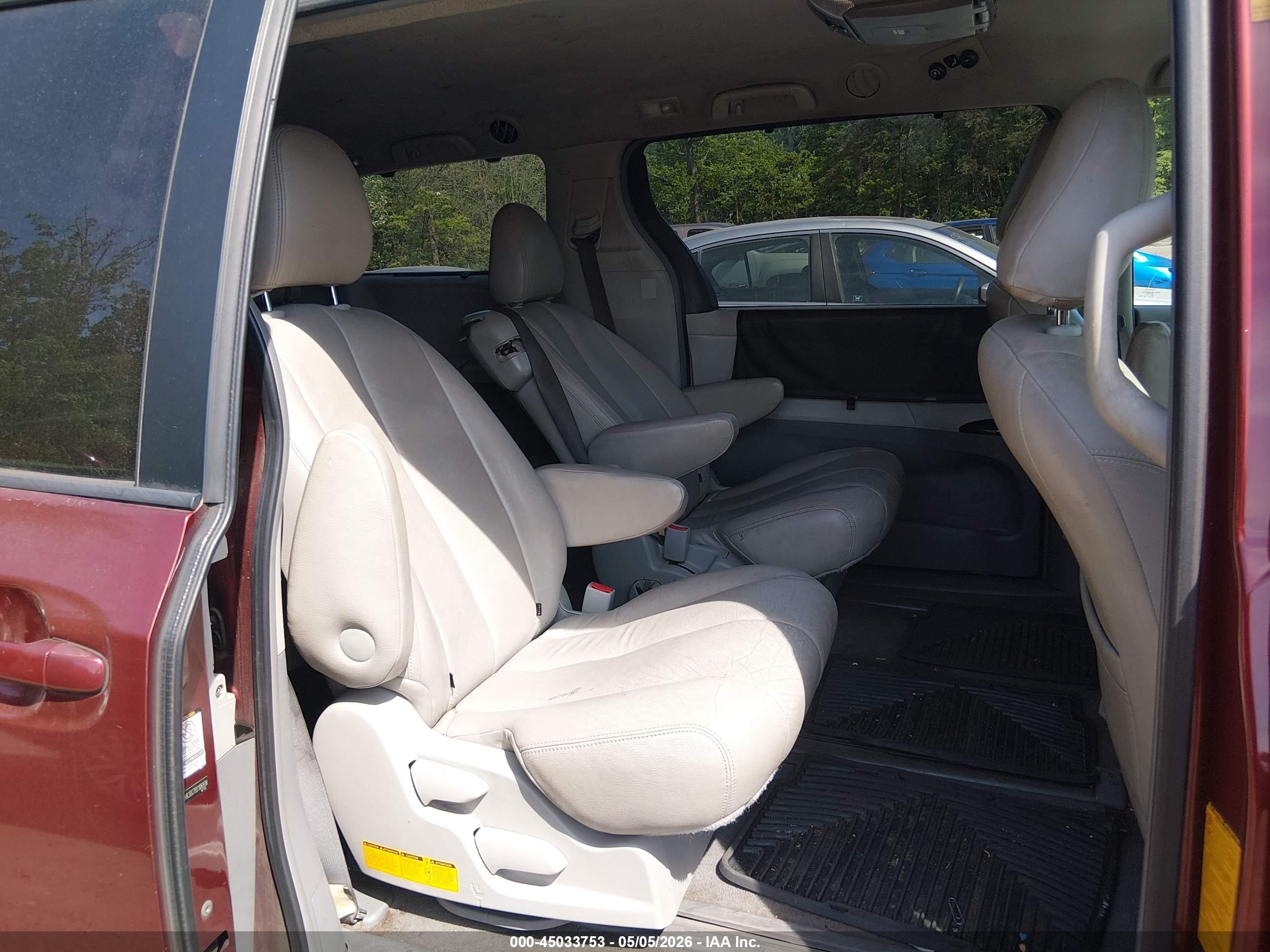 TOYOTA SIENNA image 8