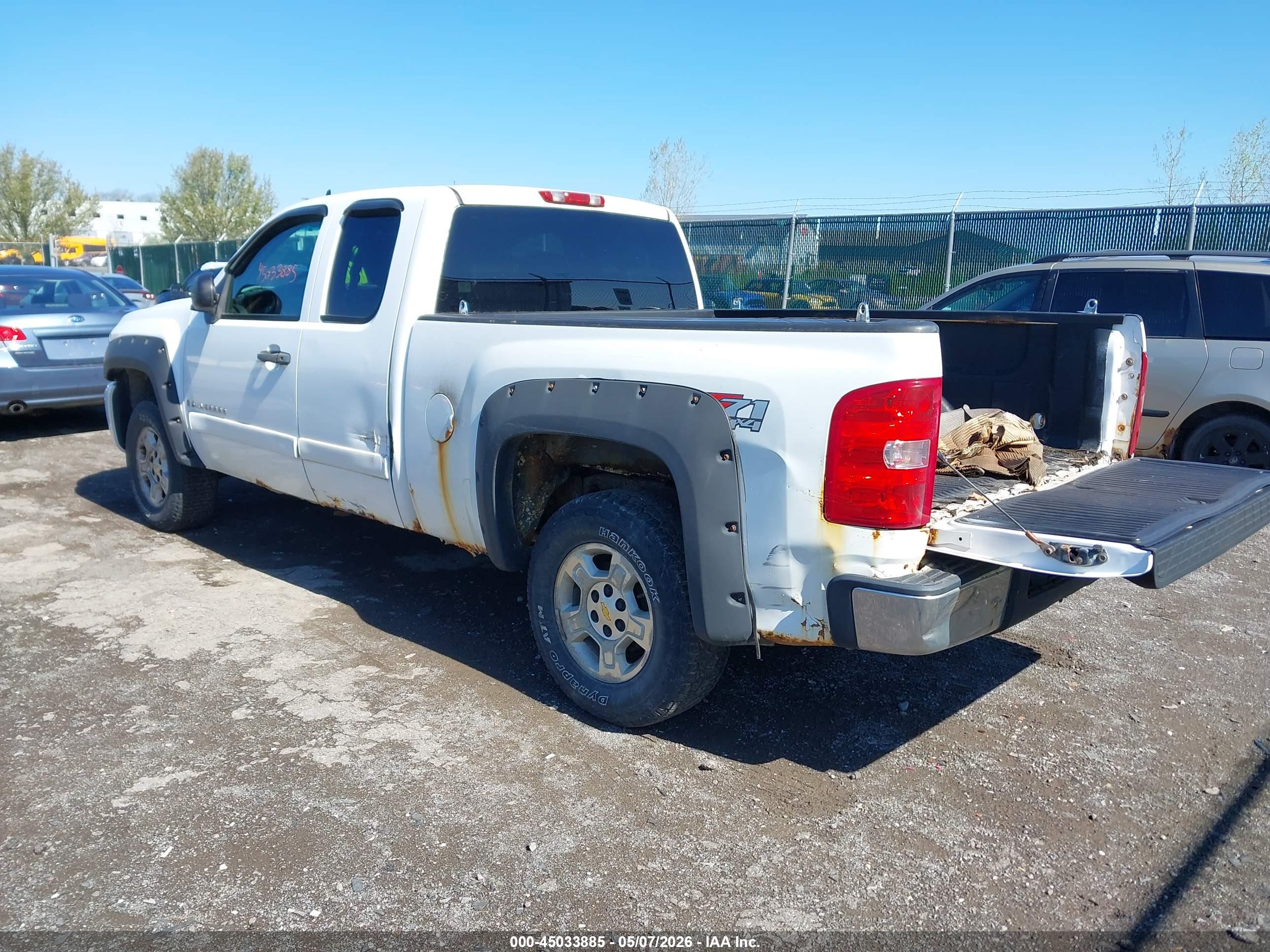CHEVROLET SILVERADO image 3