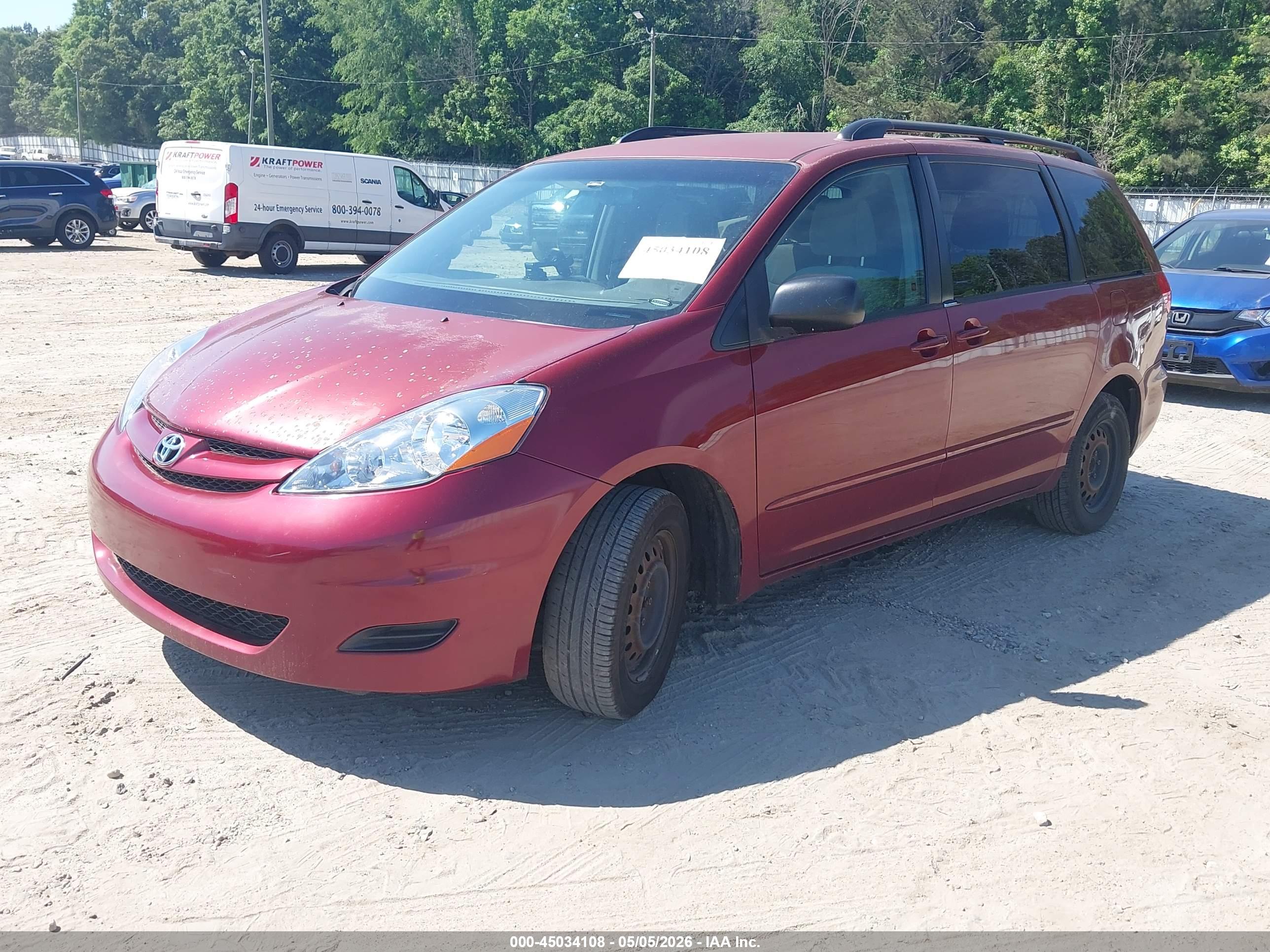 TOYOTA SIENNA image 2
