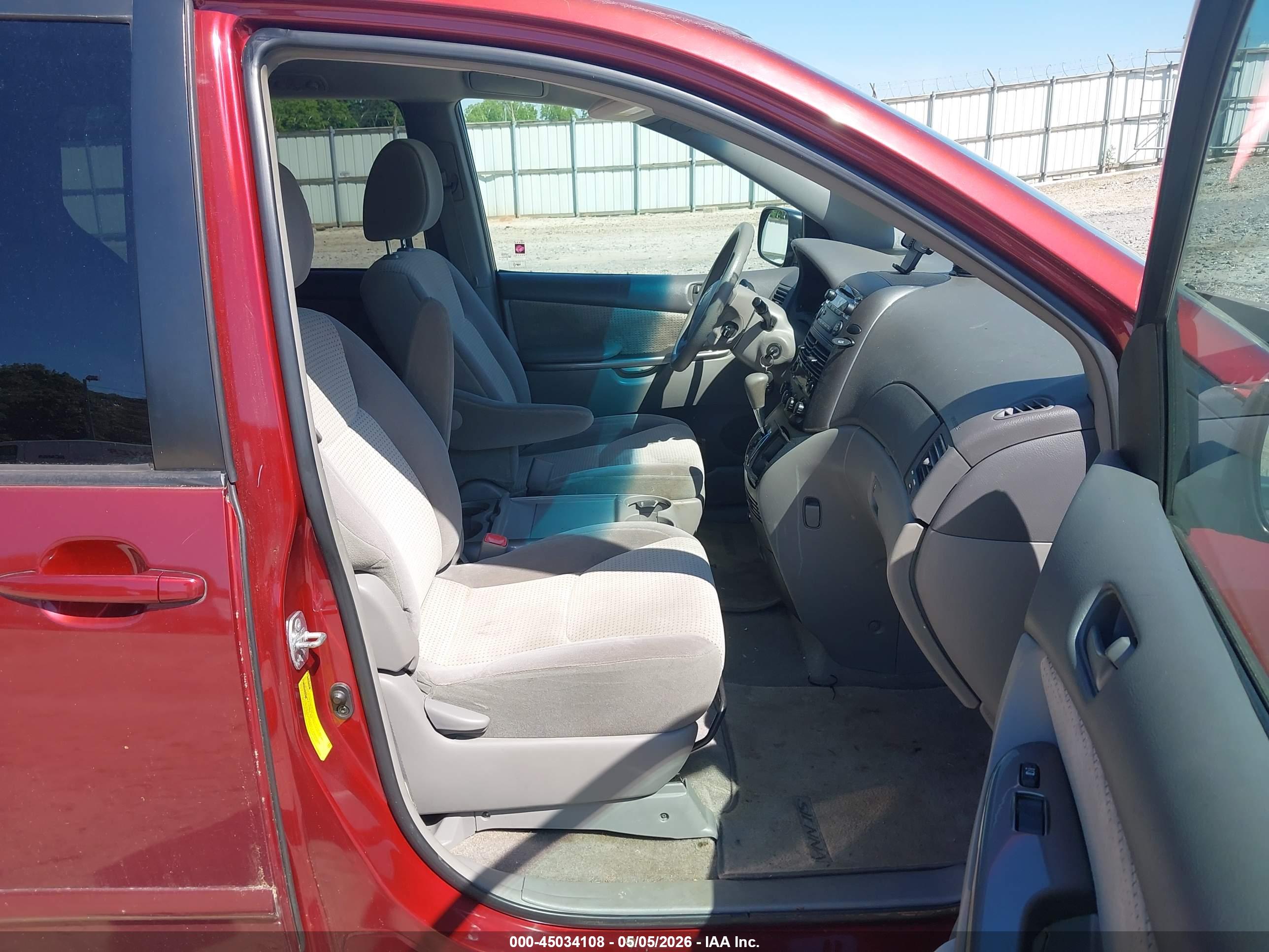 TOYOTA SIENNA image 5