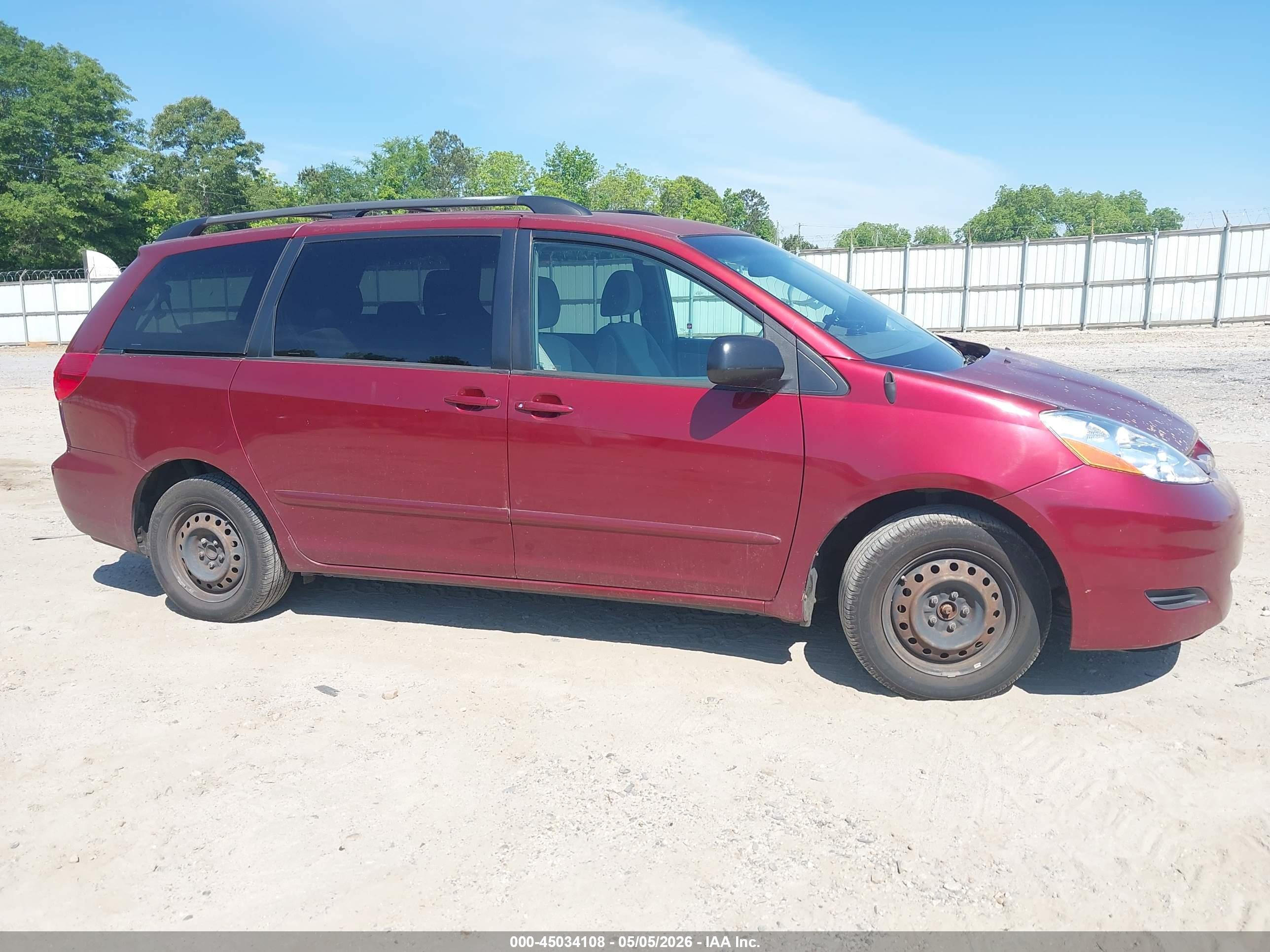 TOYOTA SIENNA image 6