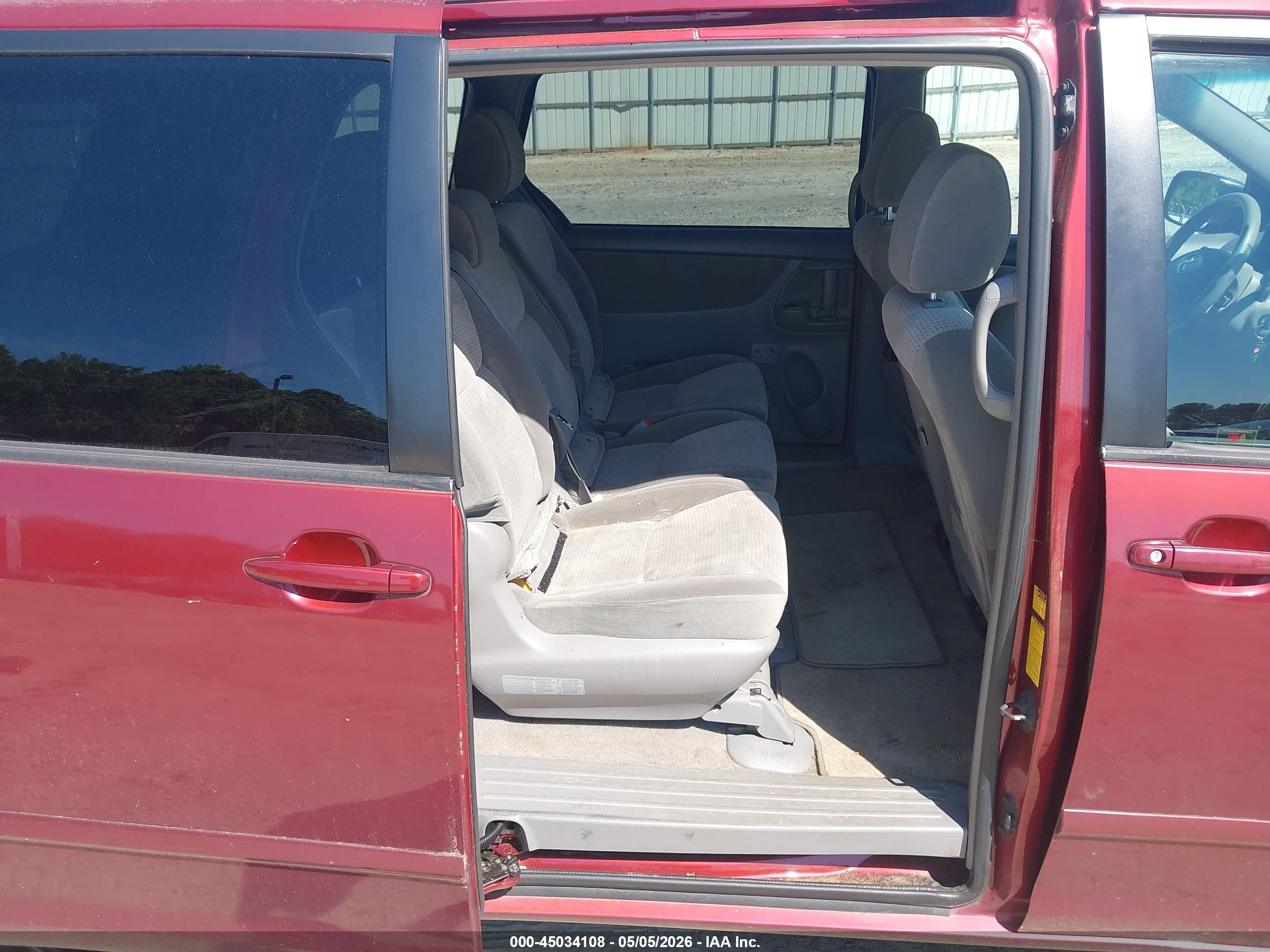TOYOTA SIENNA image 8