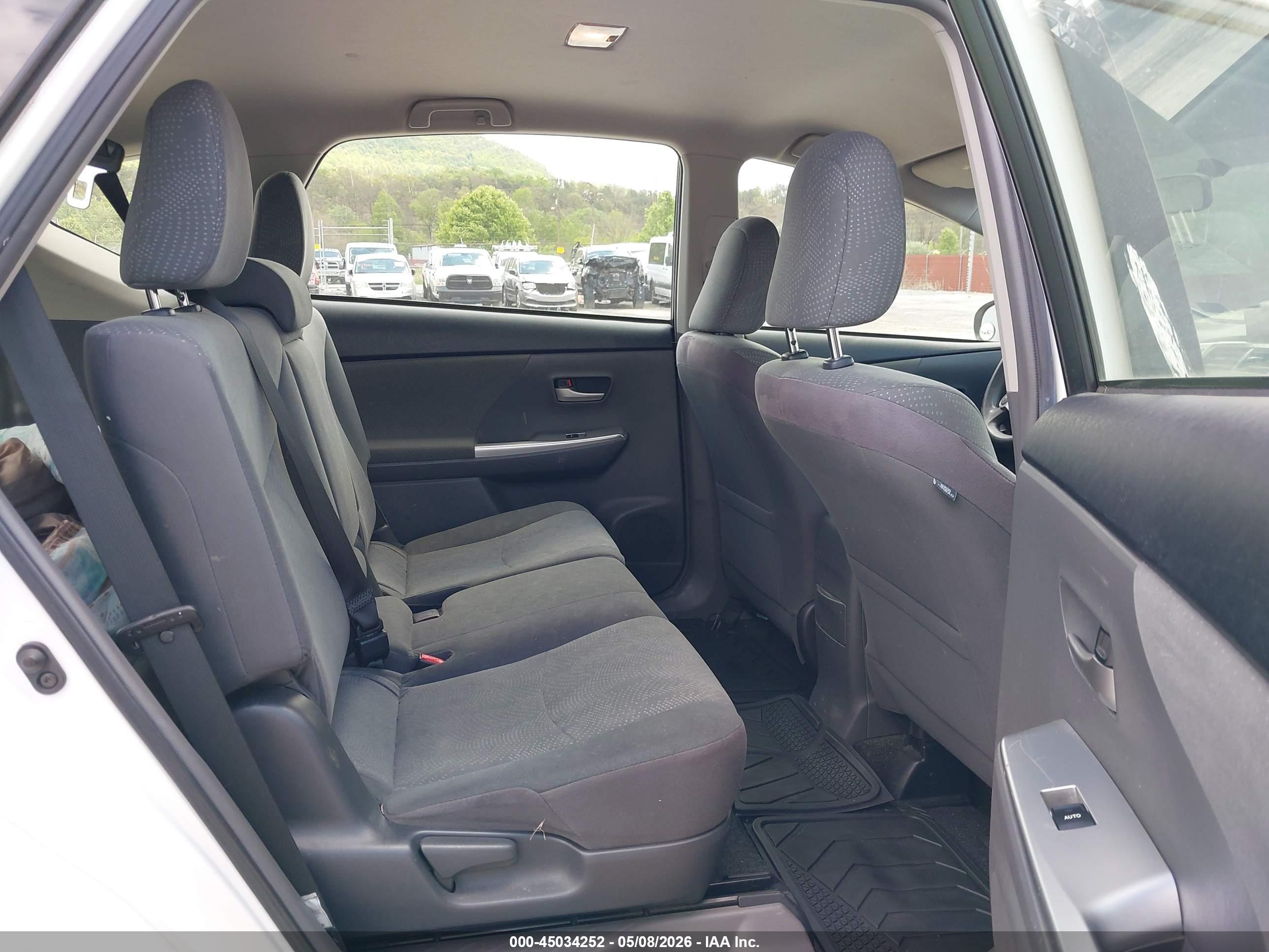 TOYOTA PRIUS image 8