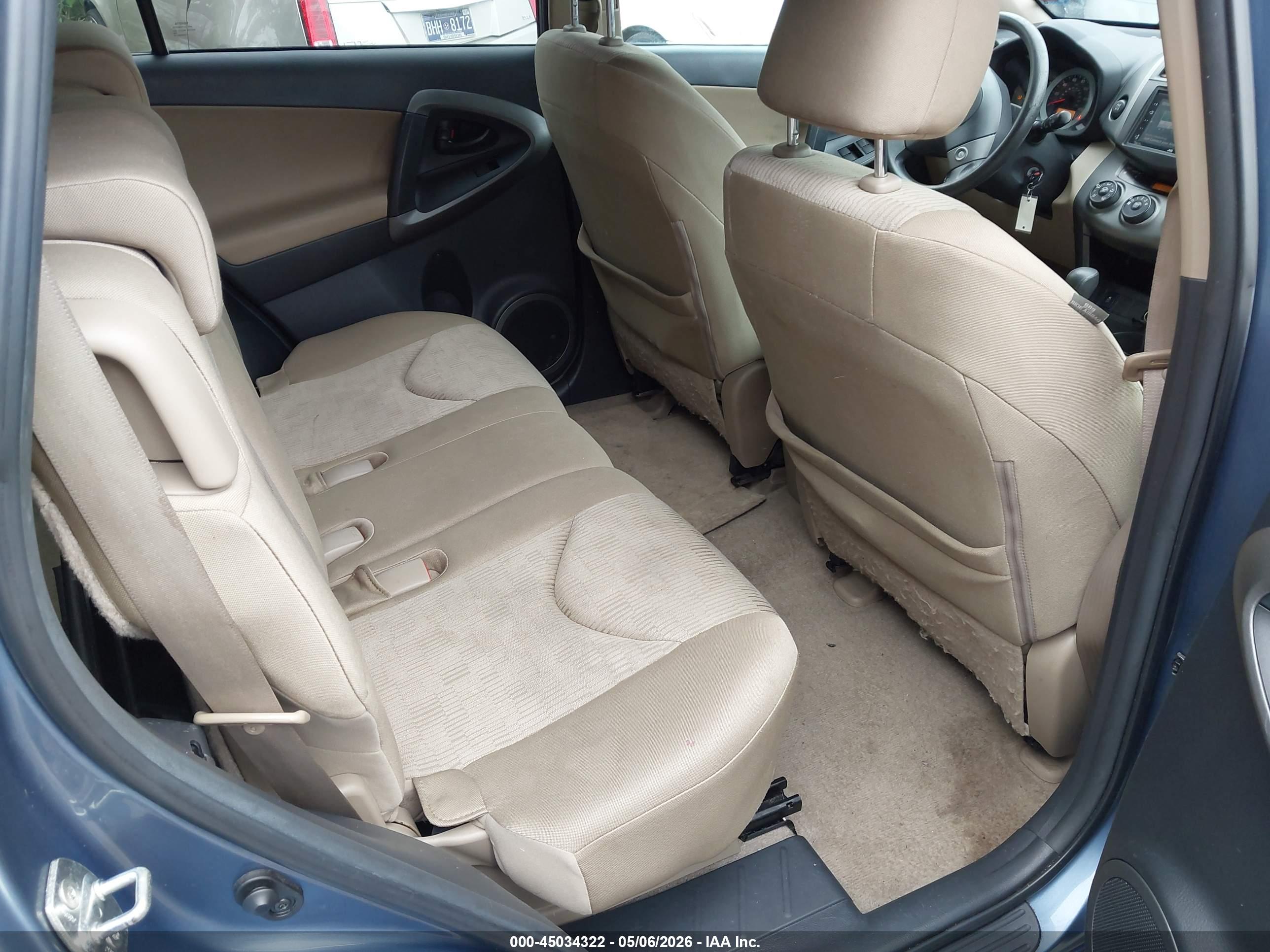 TOYOTA RAV4 image 8