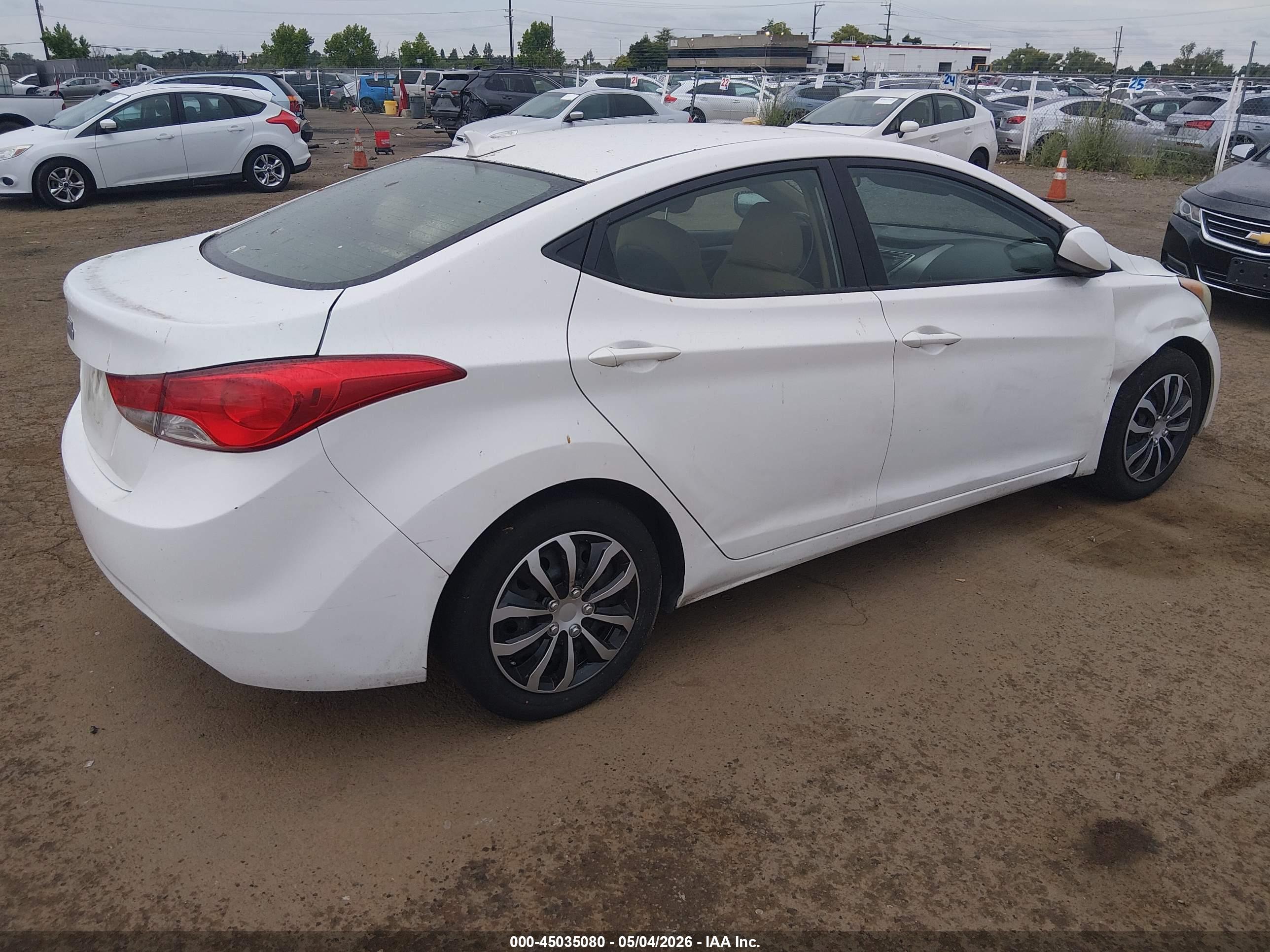HYUNDAI ELANTRA image 4