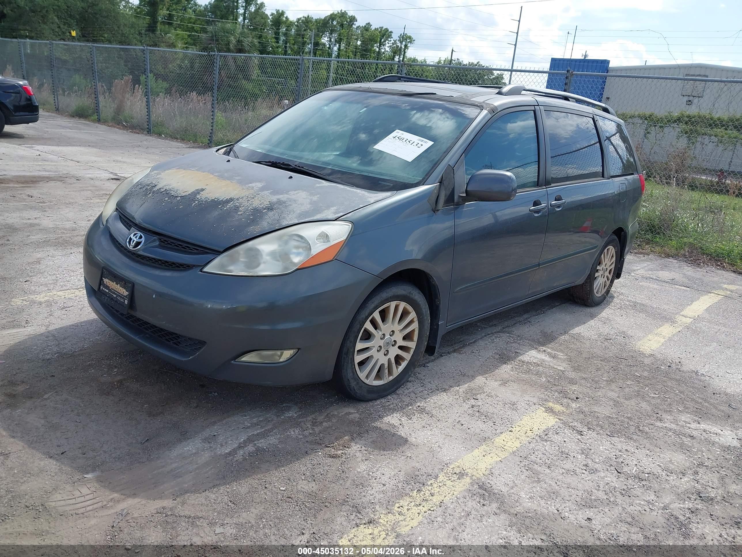 TOYOTA SIENNA image 2