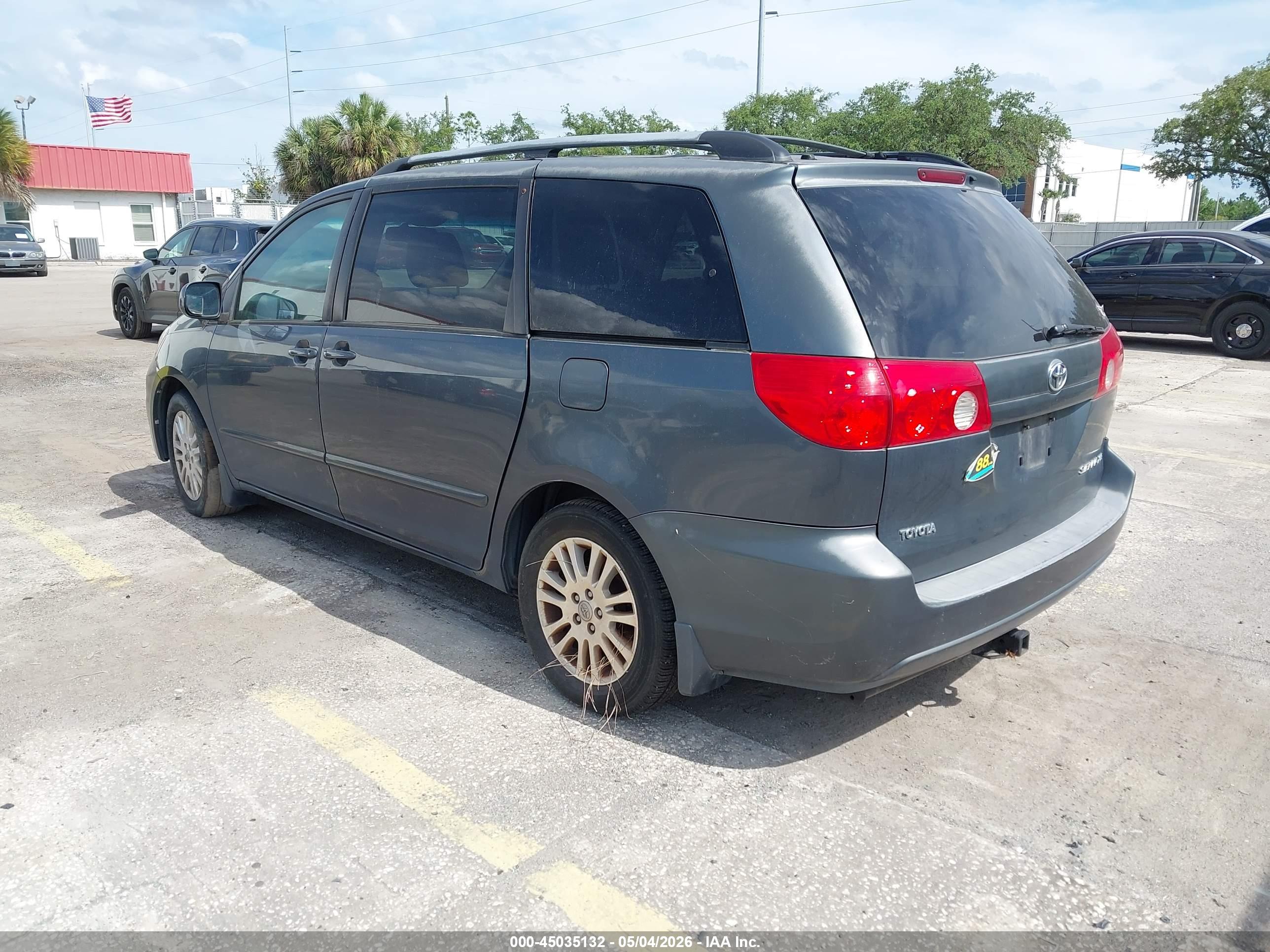 TOYOTA SIENNA image 3