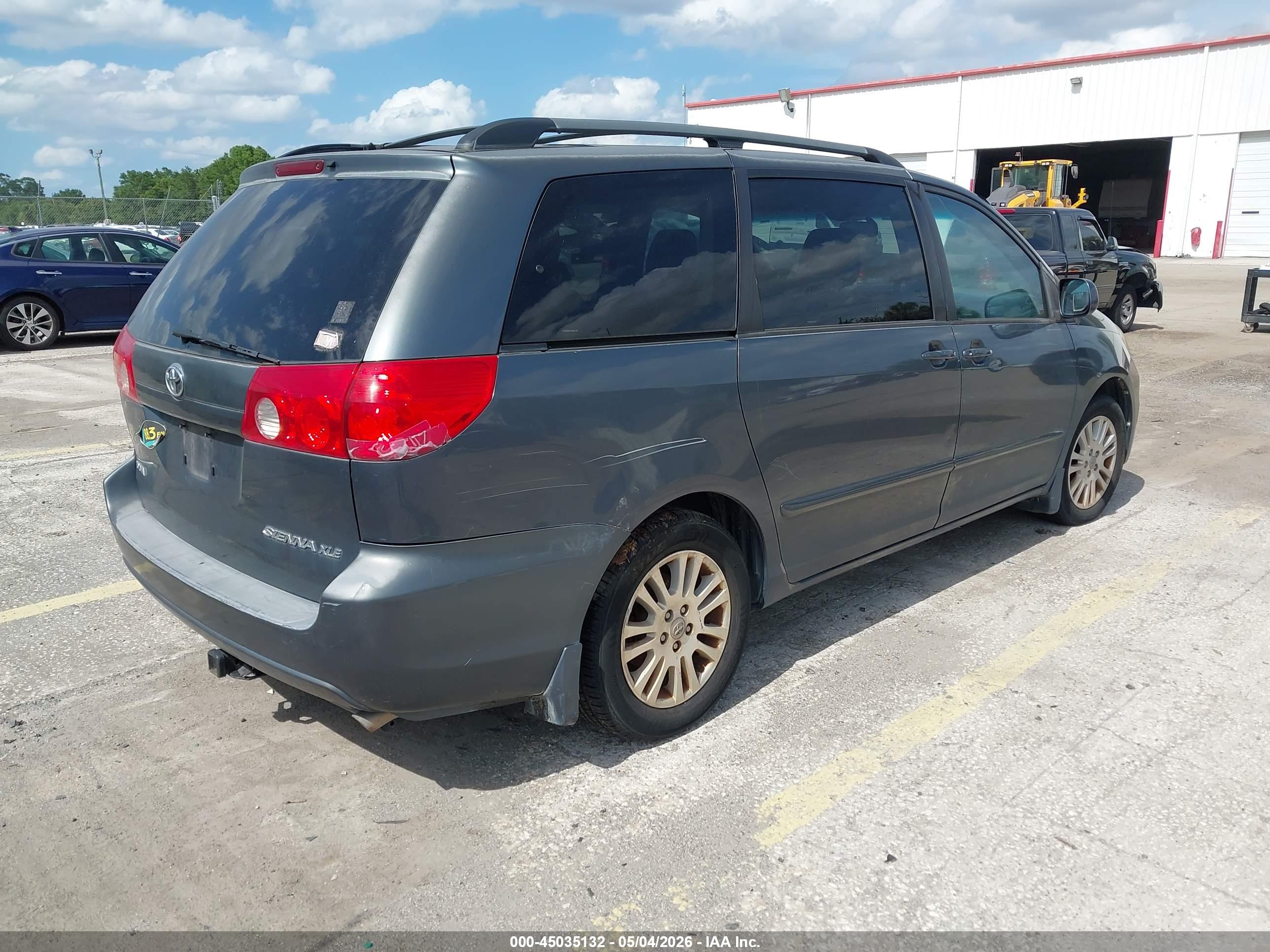 TOYOTA SIENNA image 4