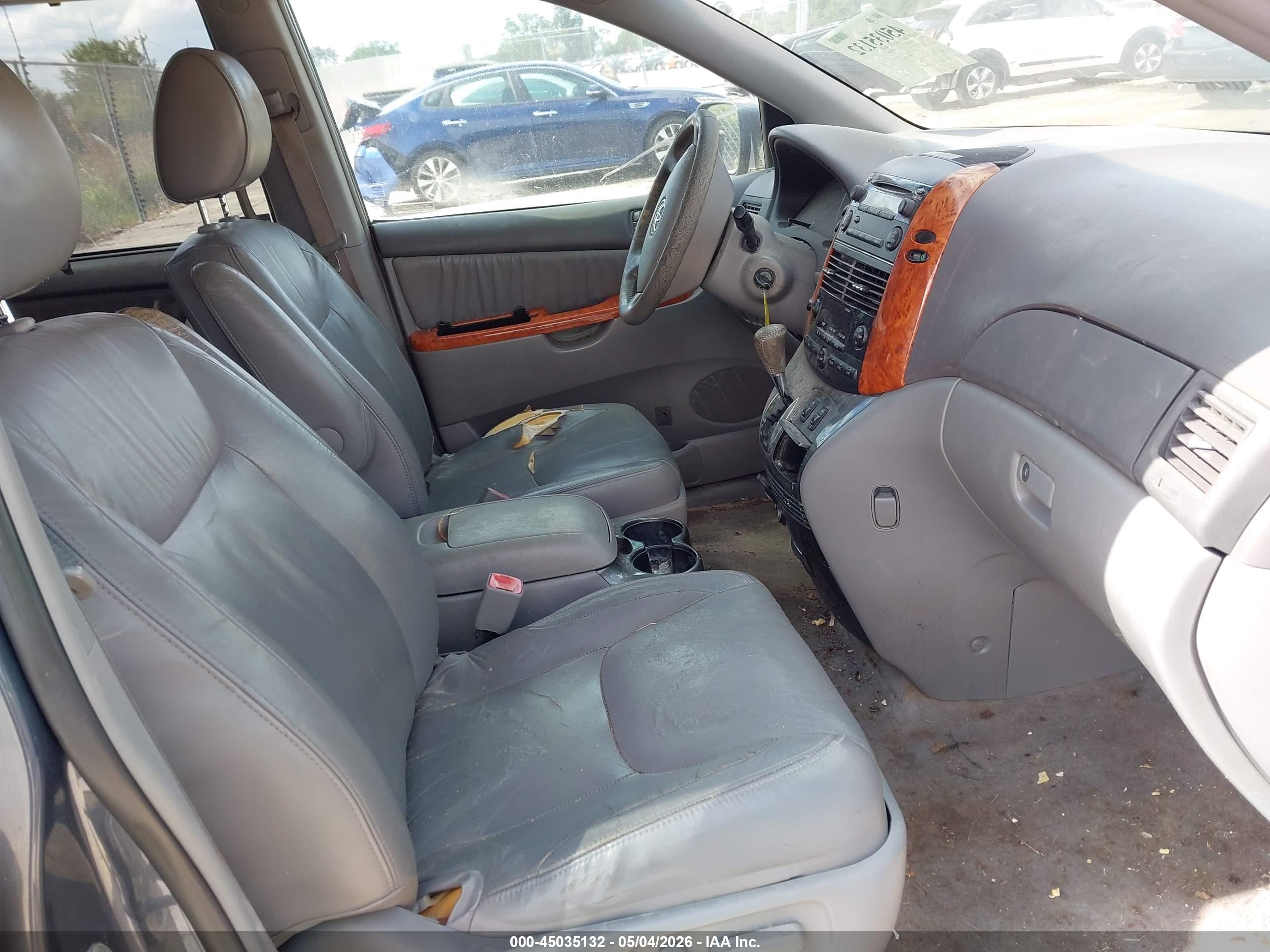 TOYOTA SIENNA image 5