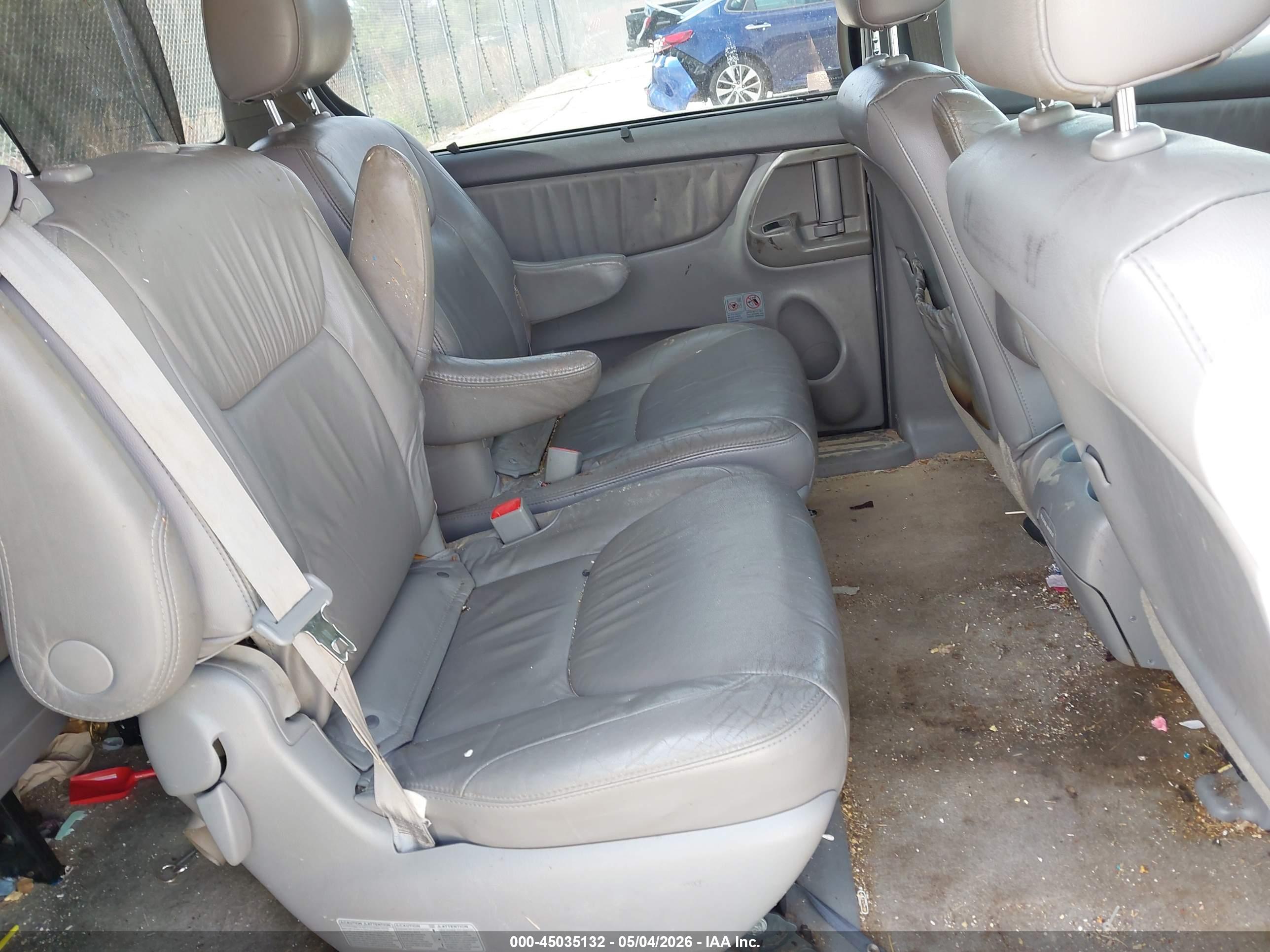 TOYOTA SIENNA image 8