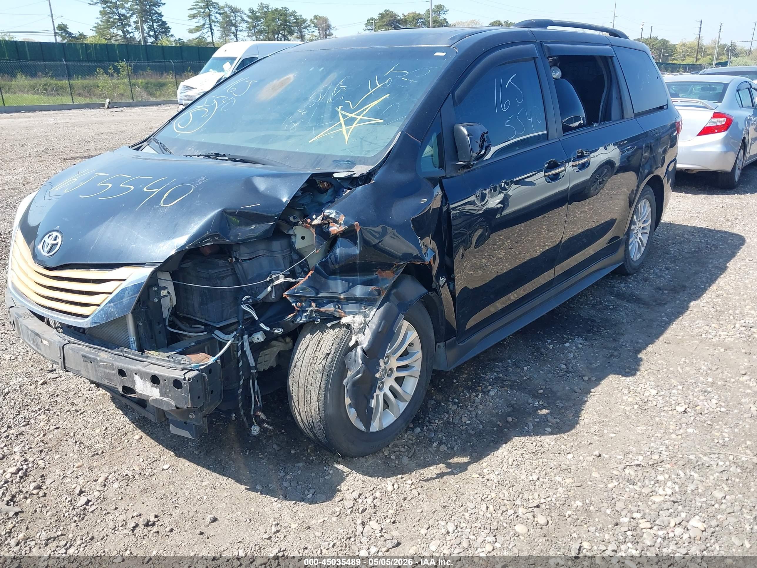 TOYOTA SIENNA image 2