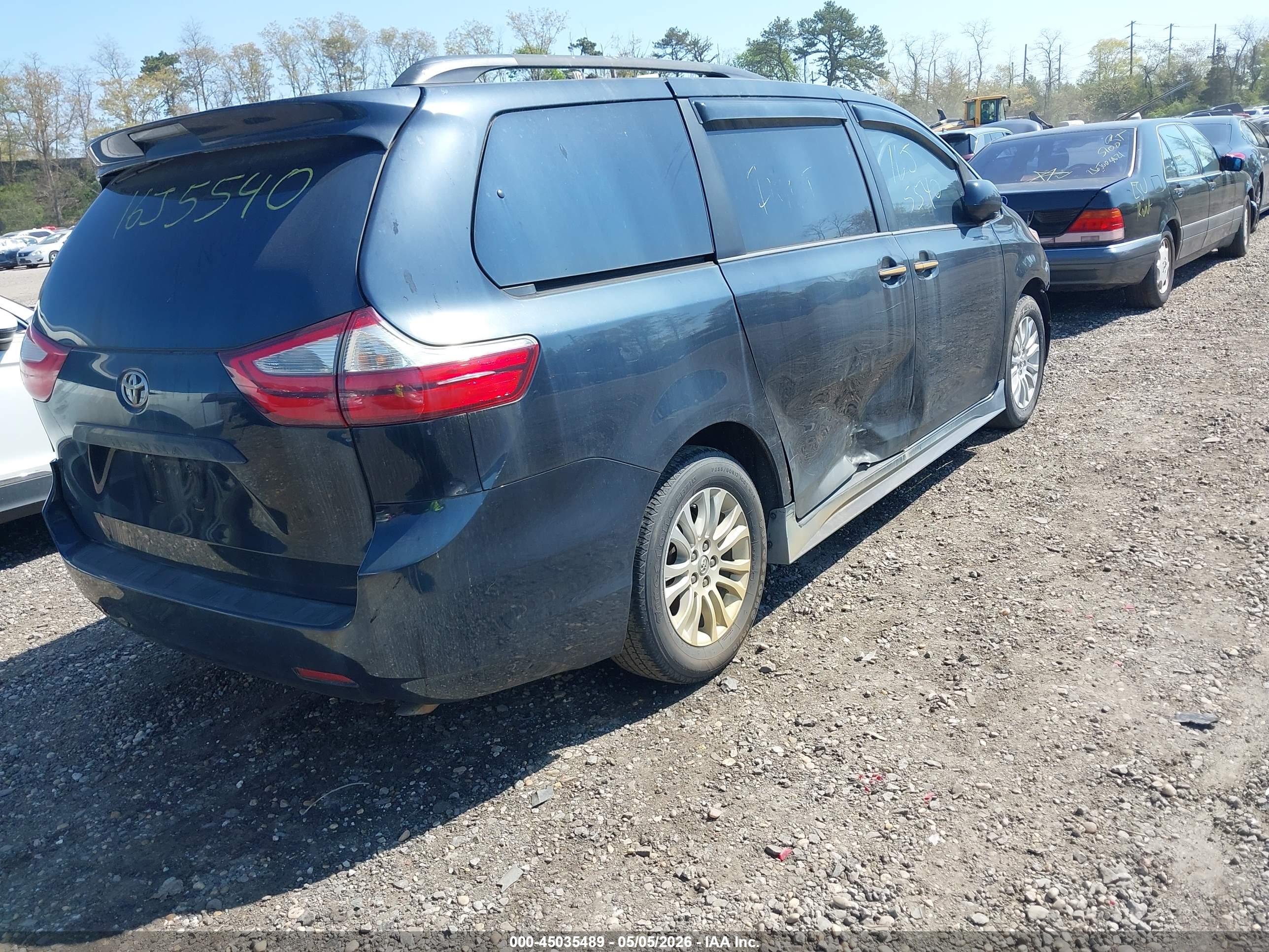TOYOTA SIENNA image 4