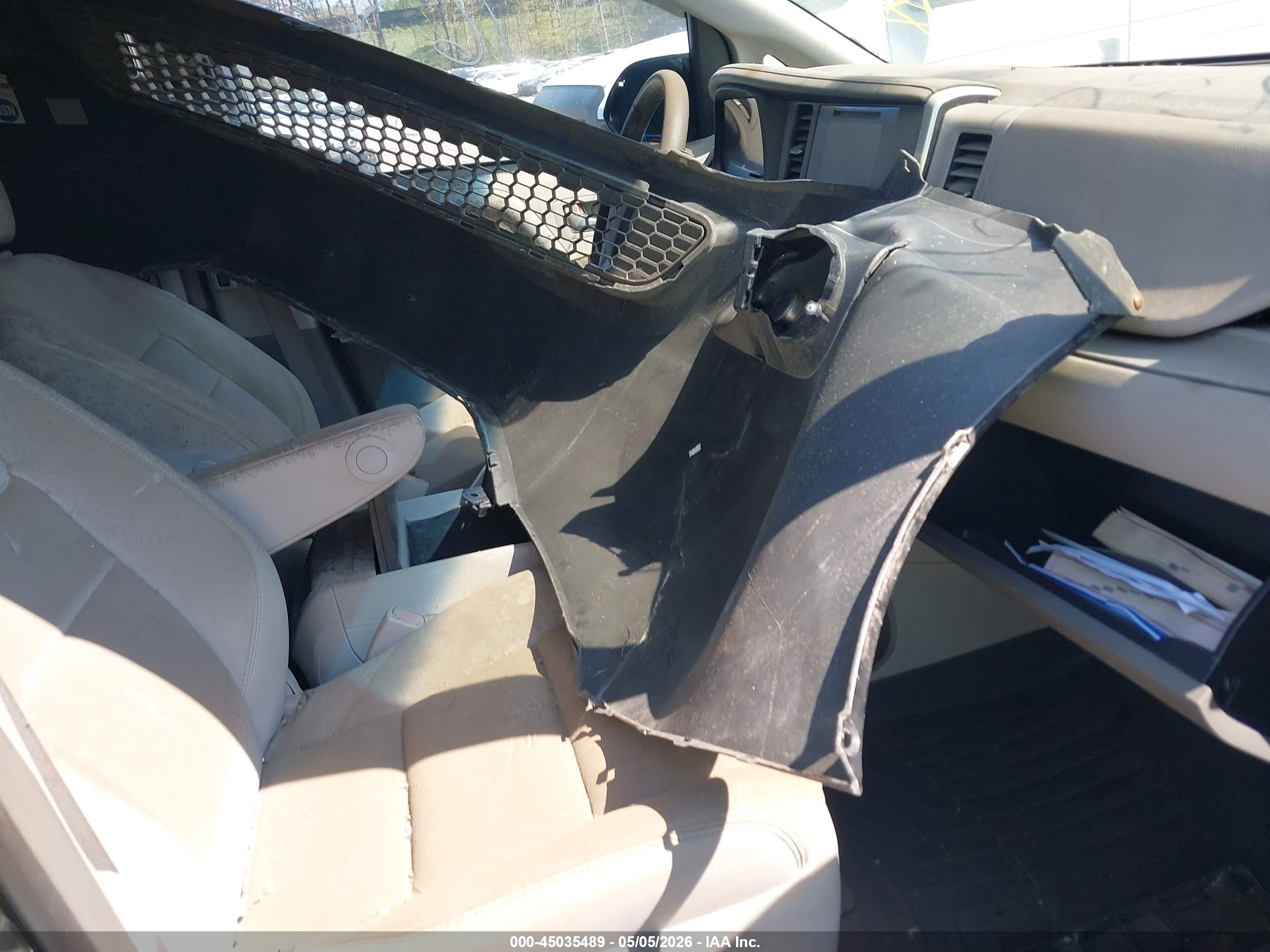 TOYOTA SIENNA image 5
