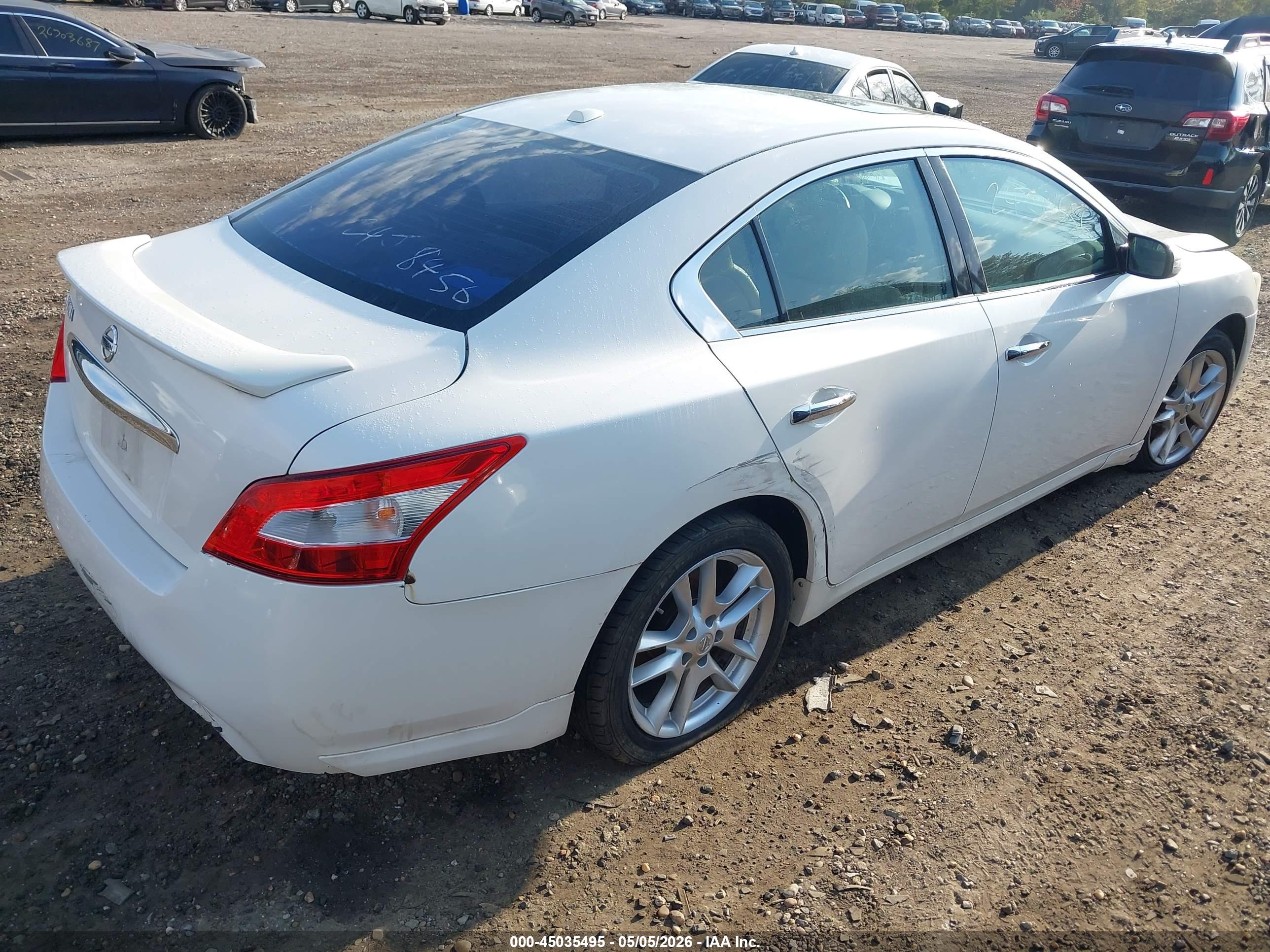 NISSAN MAXIMA image 4