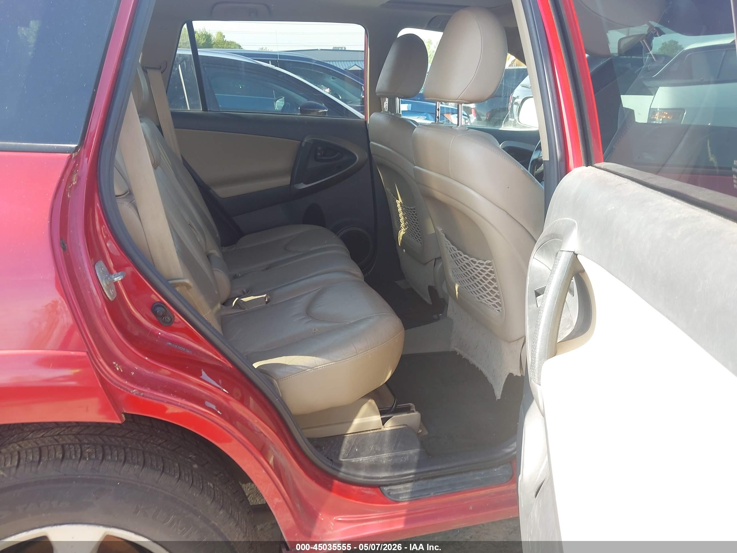 TOYOTA RAV4 image 8