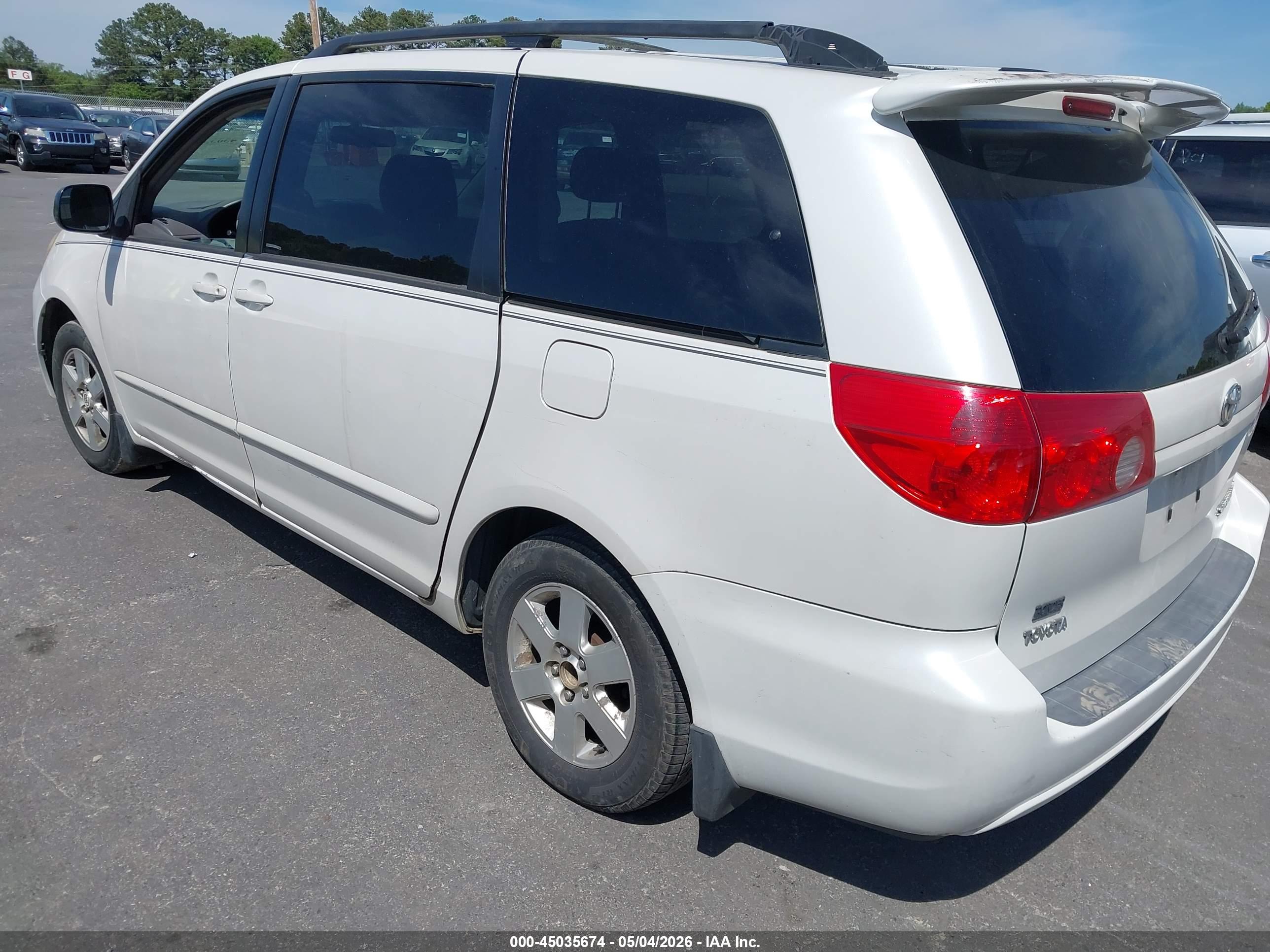 TOYOTA SIENNA image 3