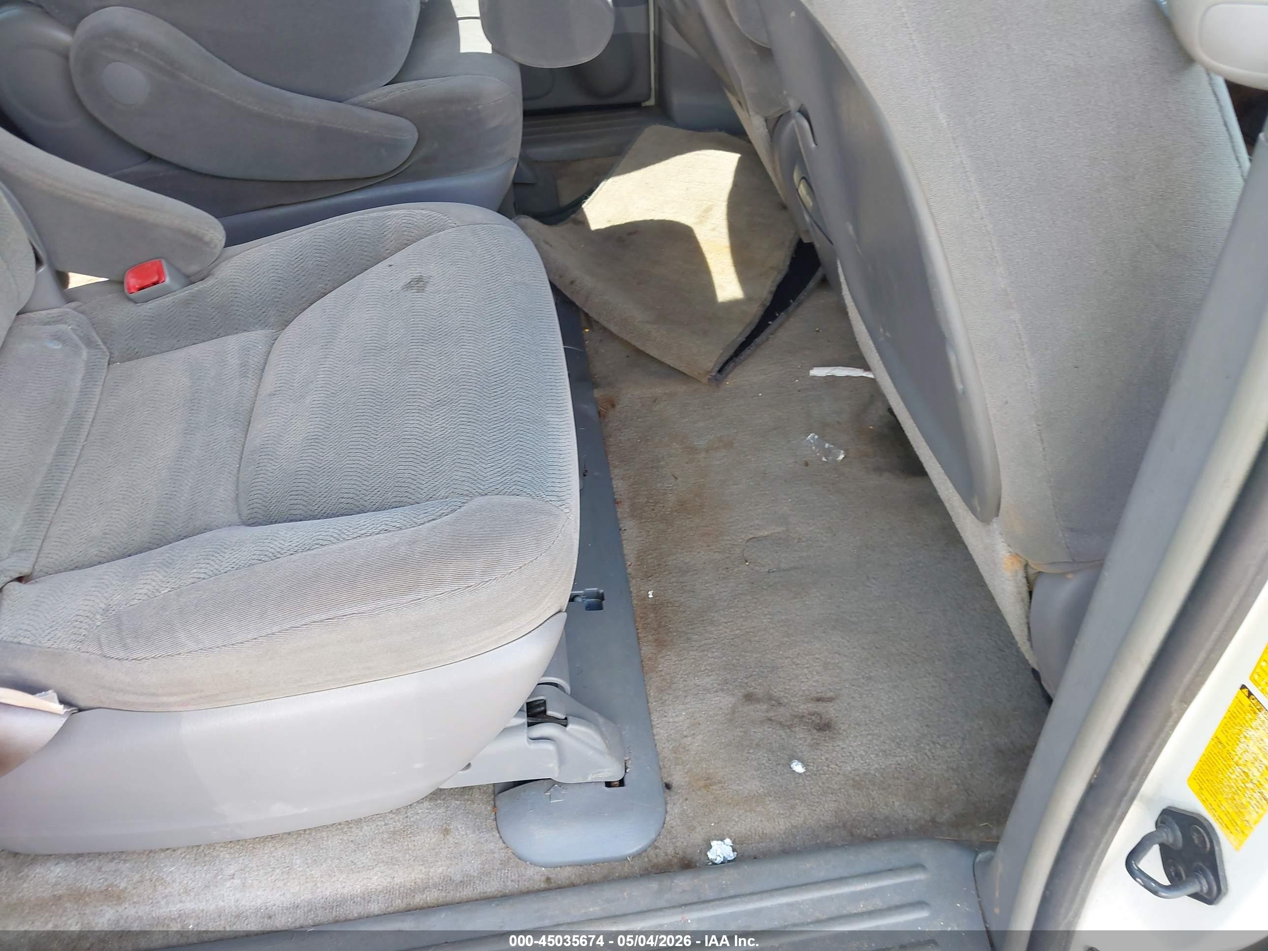 TOYOTA SIENNA image 8