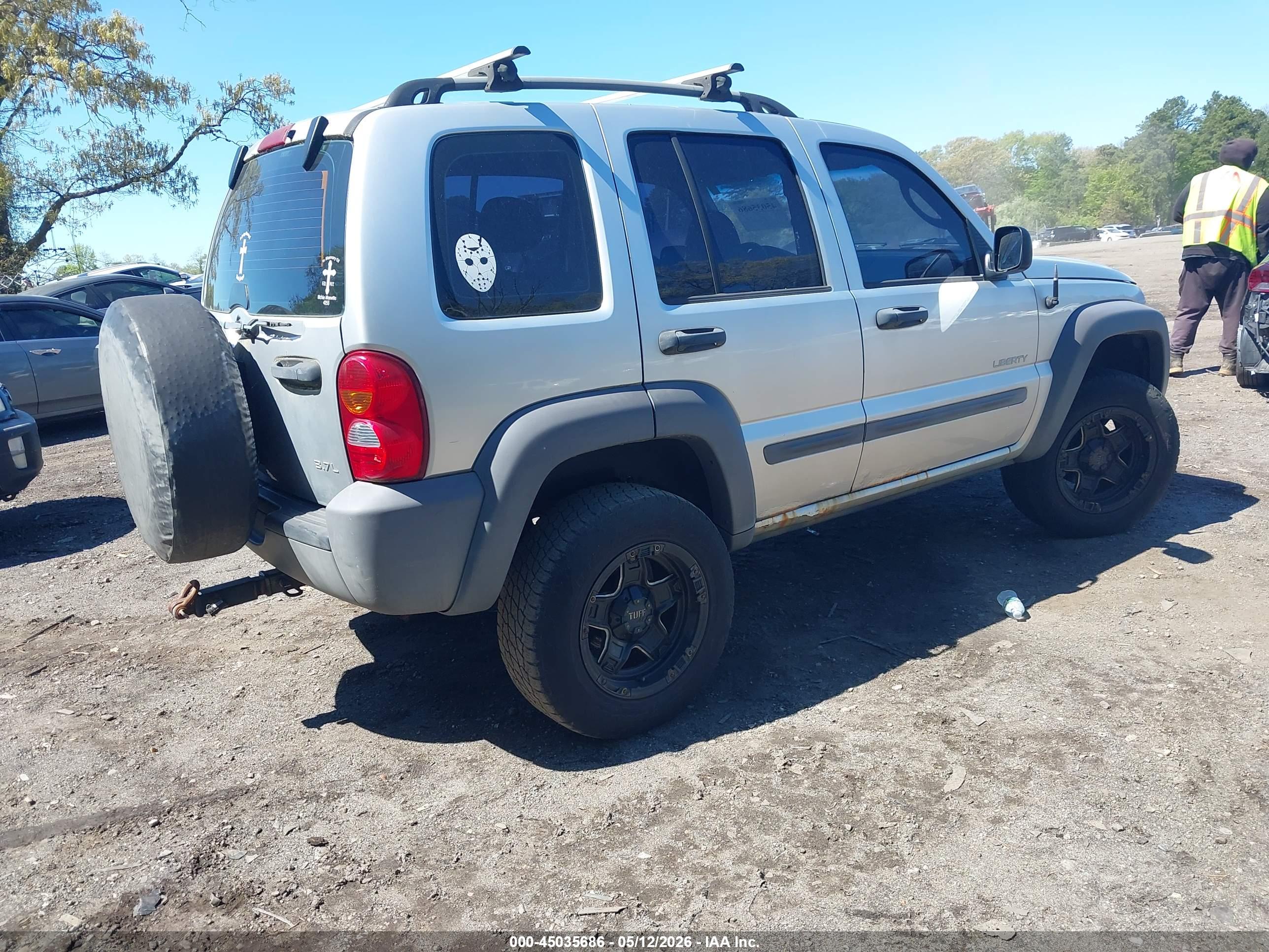 JEEP LIBERTY image 4