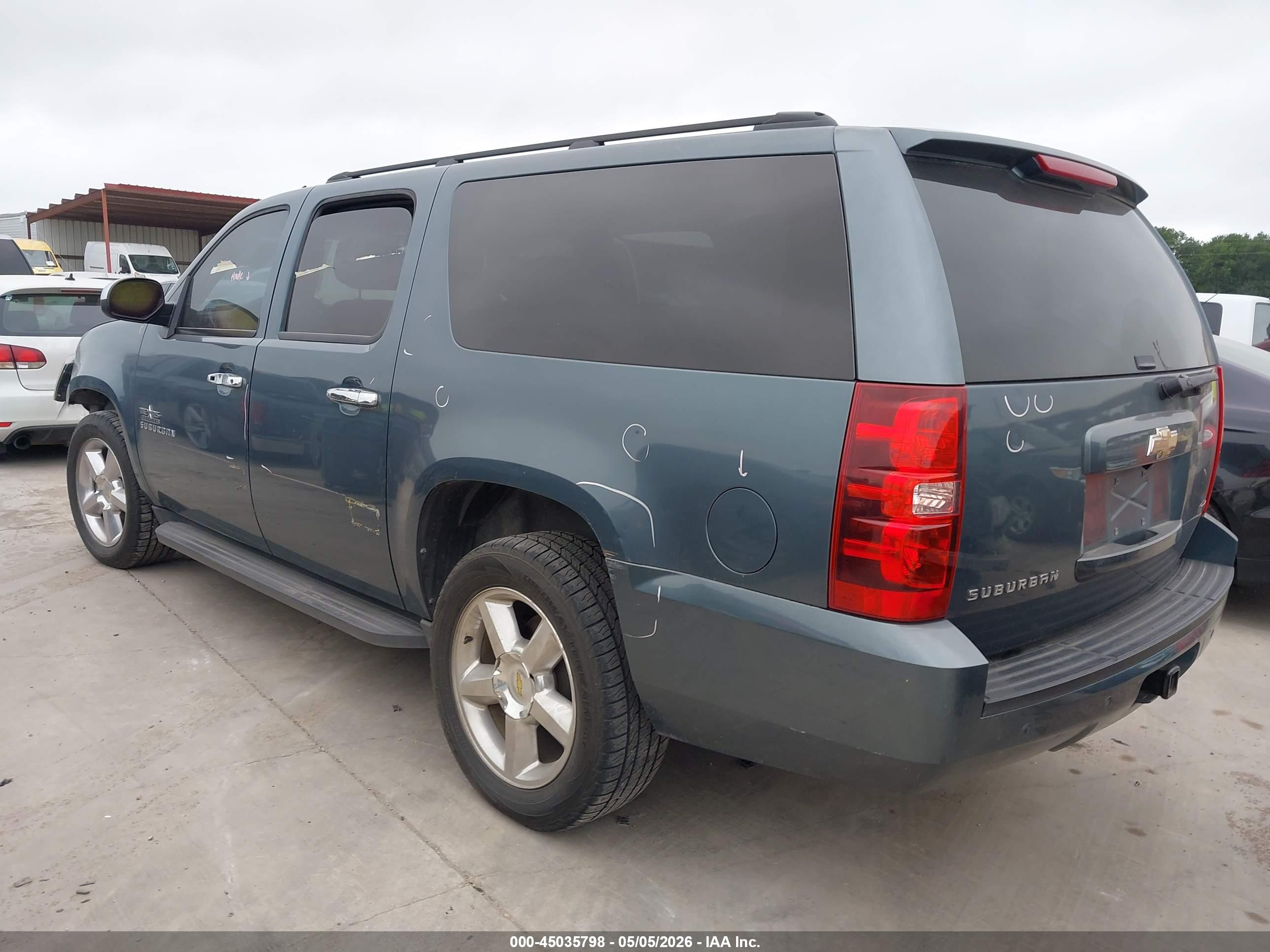 CHEVROLET SUBURBAN image 3