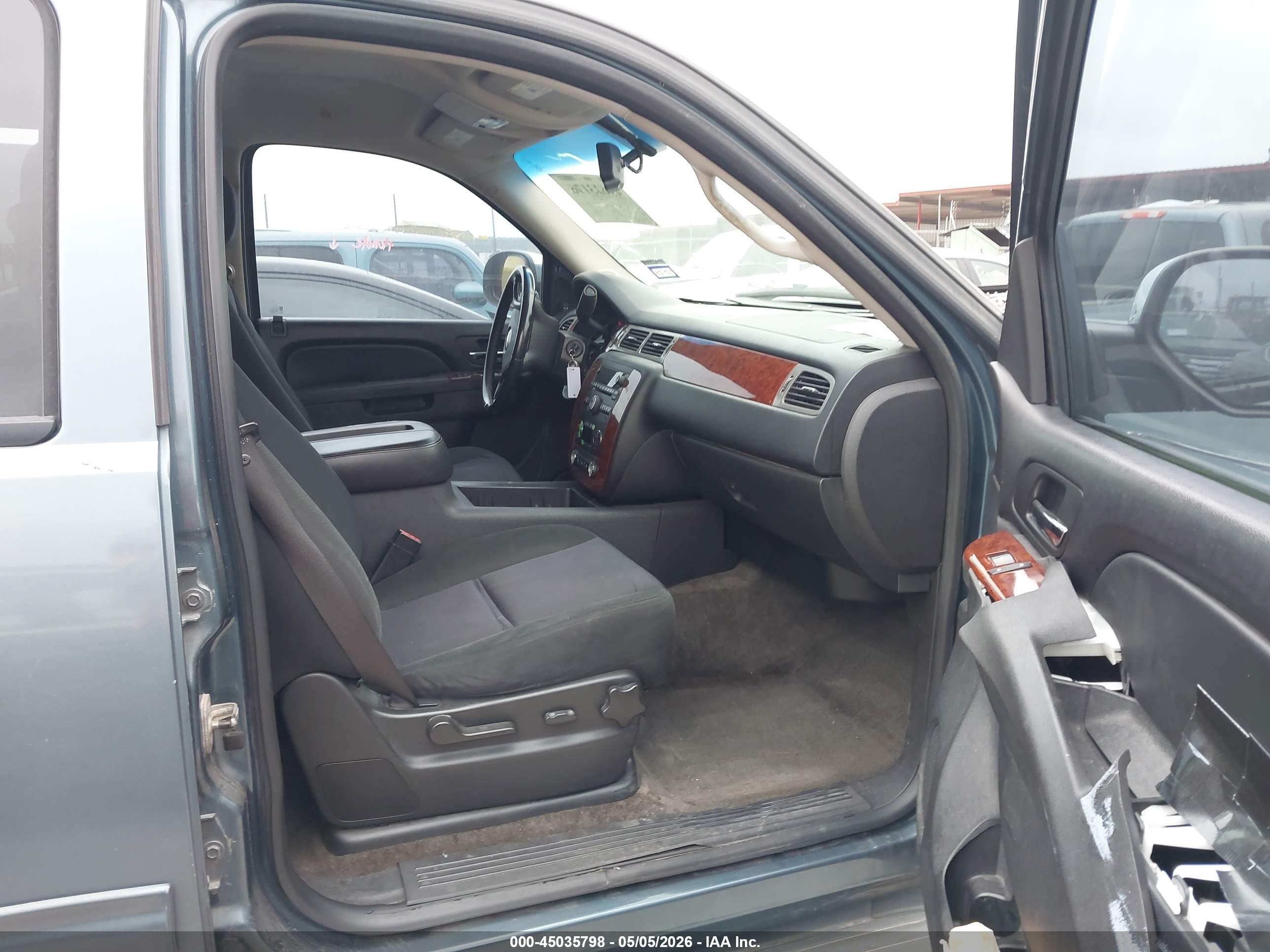 CHEVROLET SUBURBAN image 5