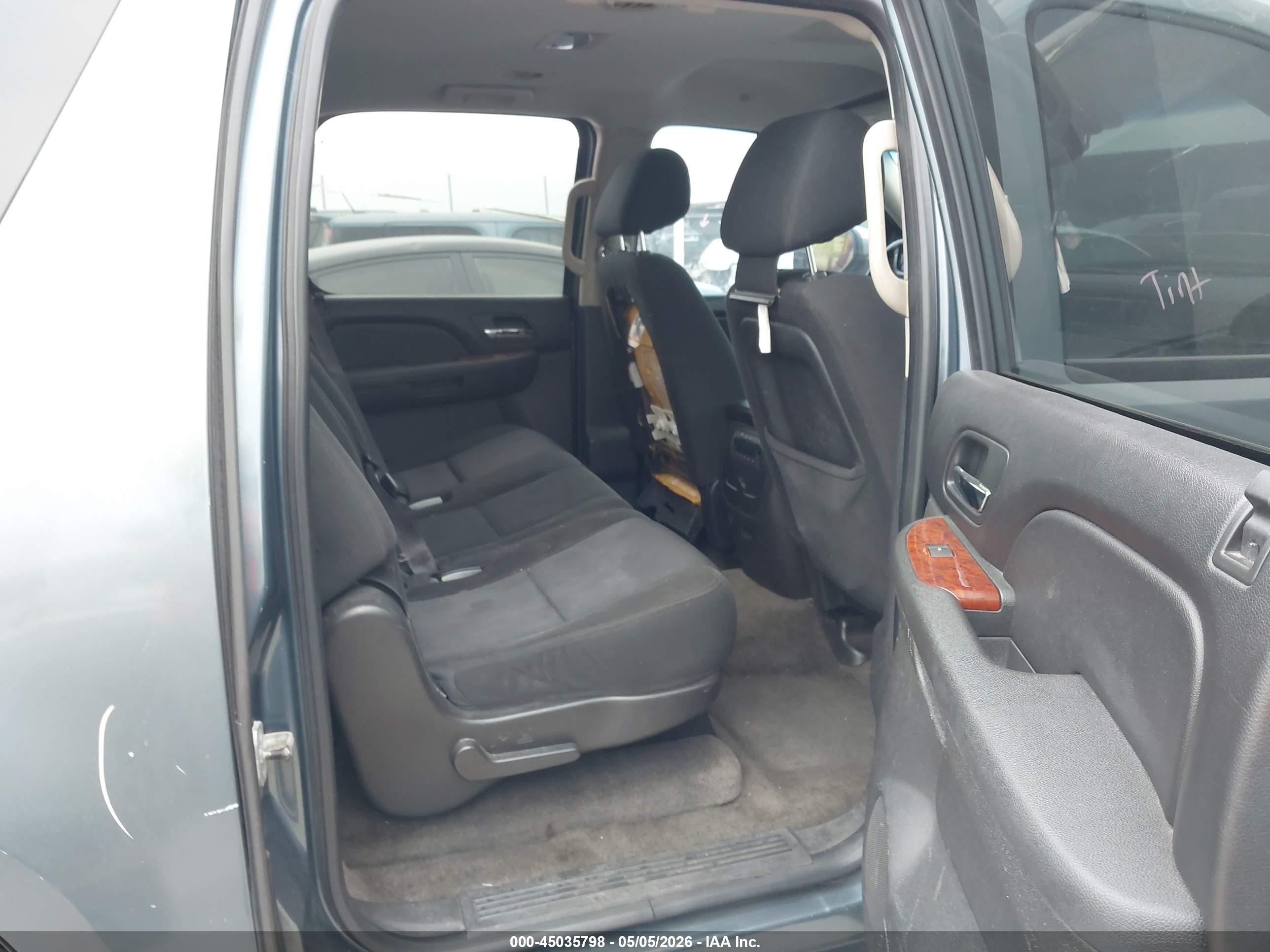 CHEVROLET SUBURBAN image 8