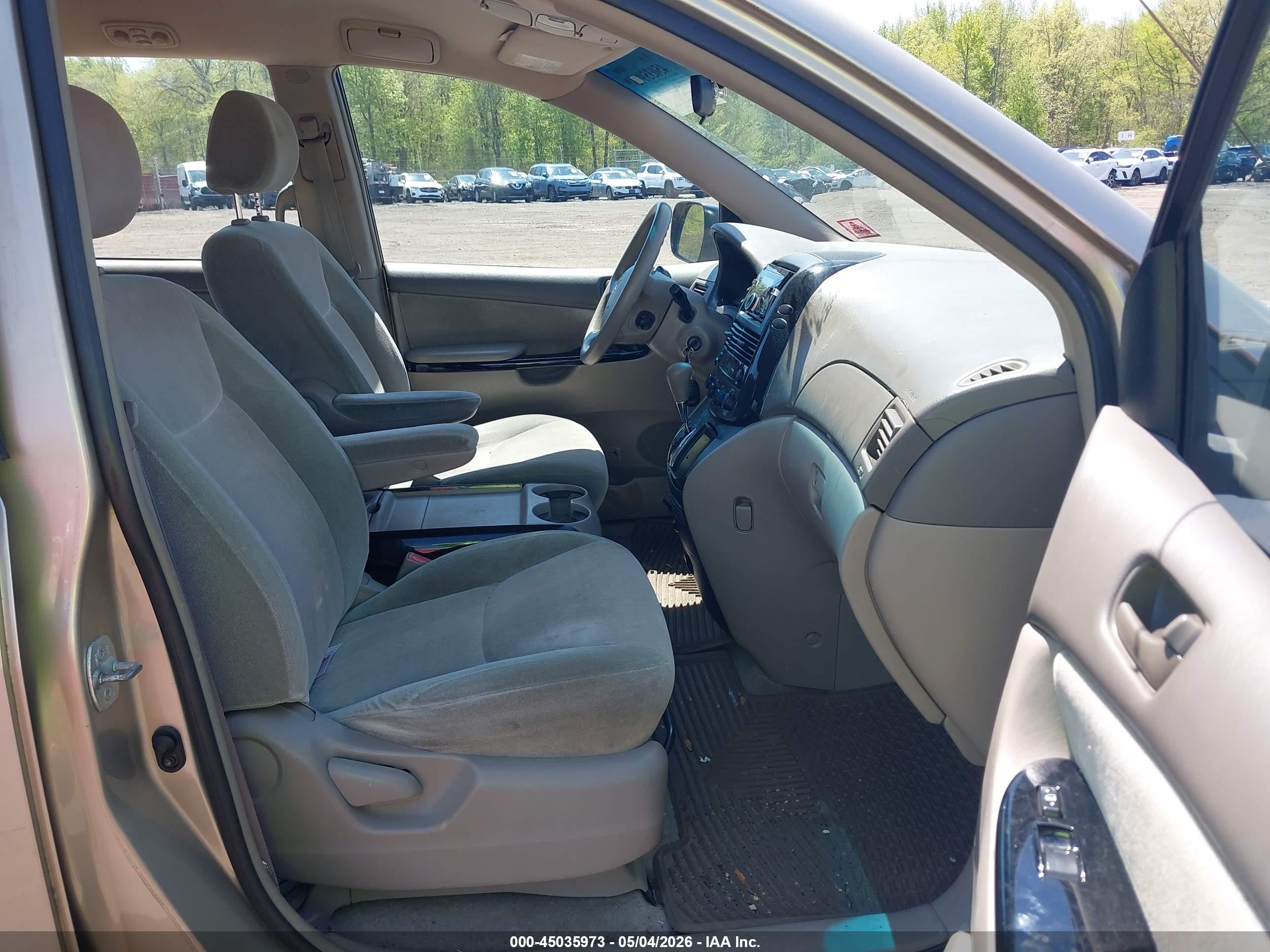 TOYOTA SIENNA image 5