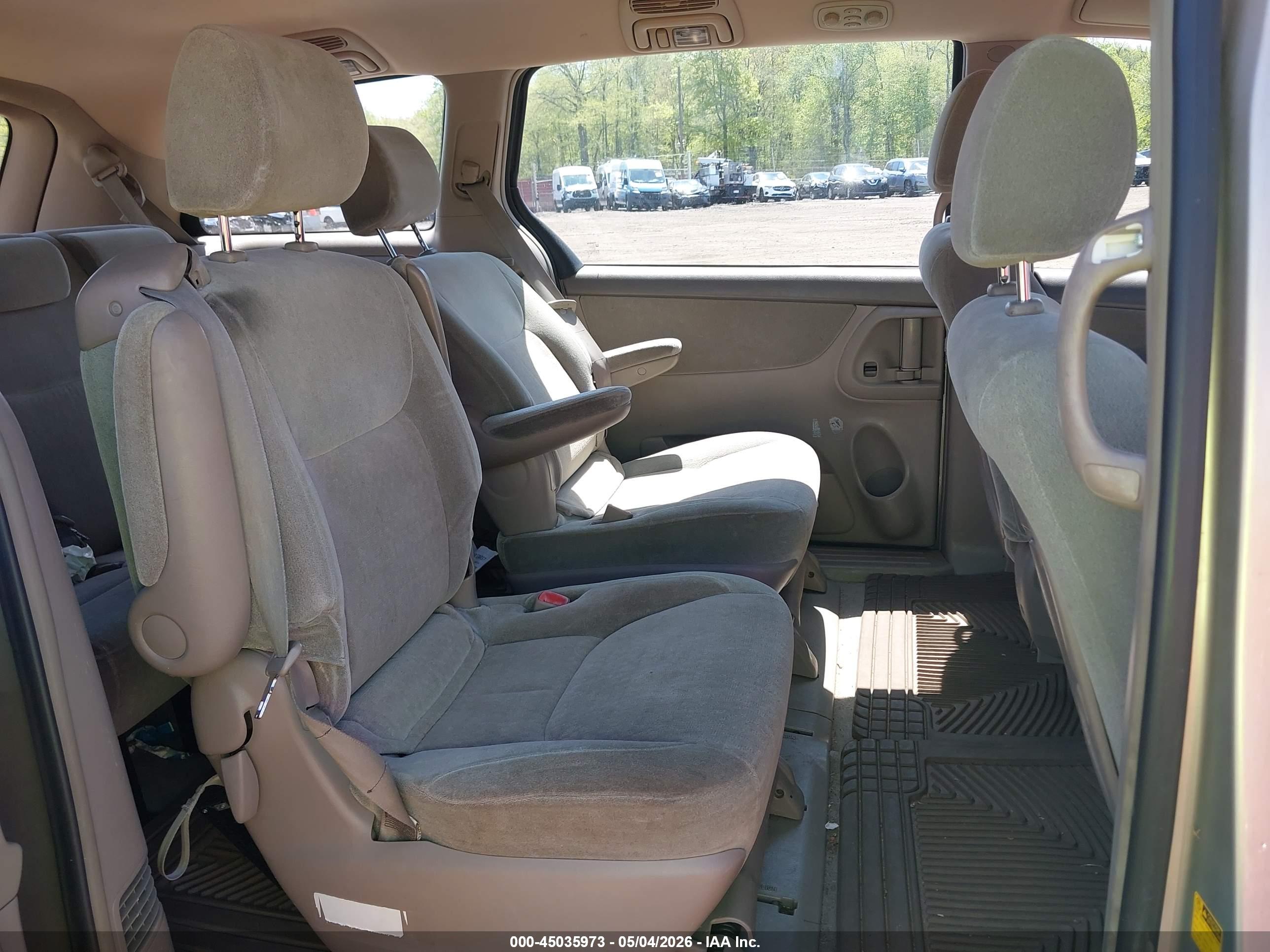 TOYOTA SIENNA image 8