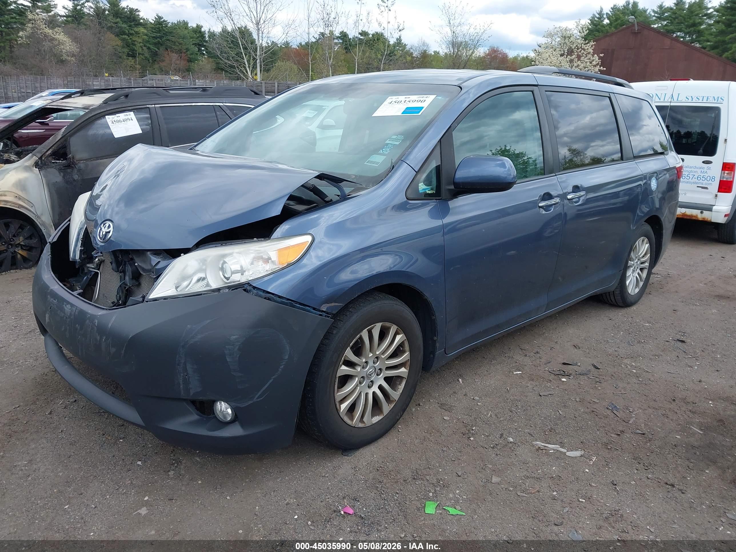 TOYOTA SIENNA image 2
