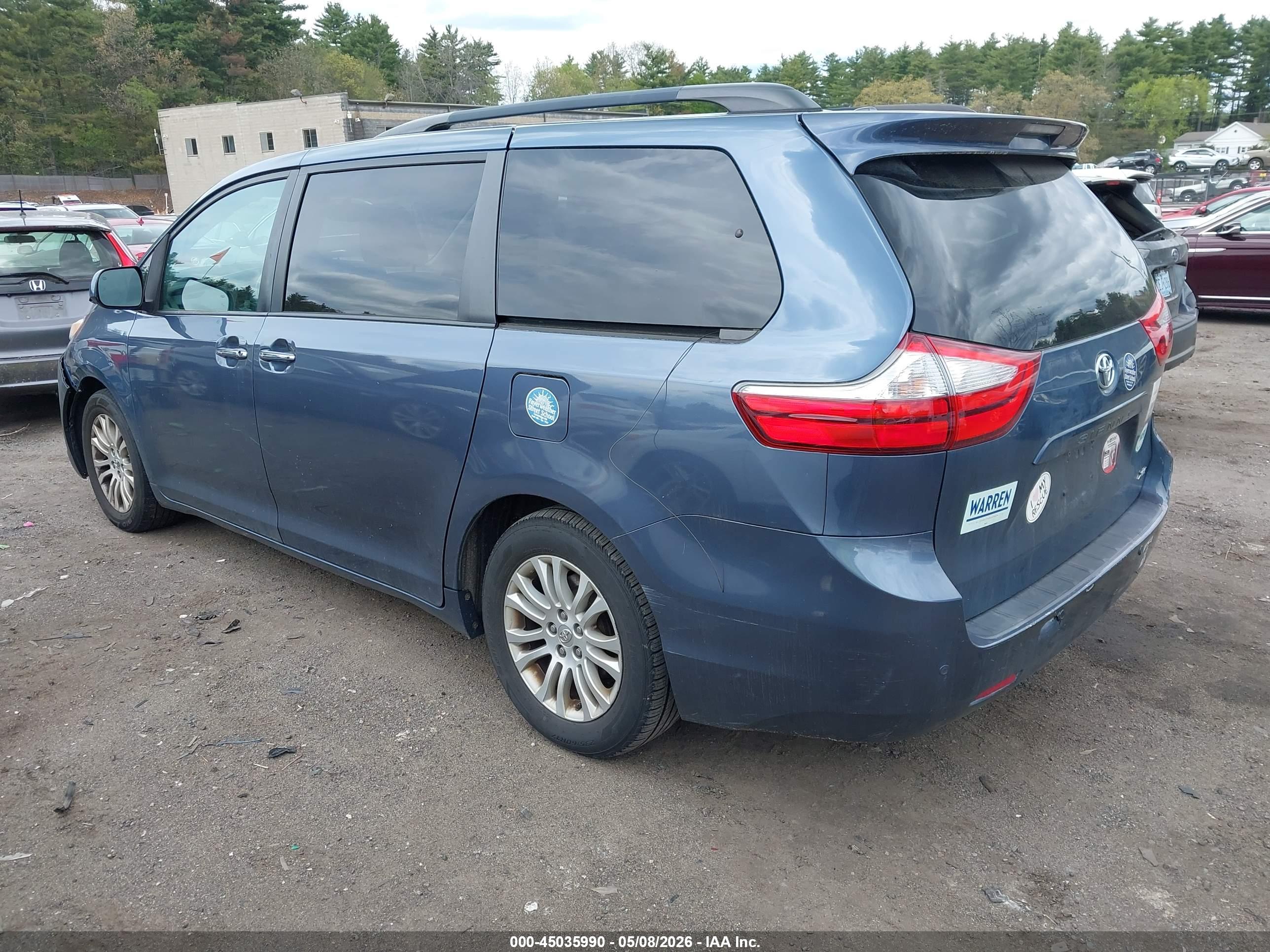 TOYOTA SIENNA image 3