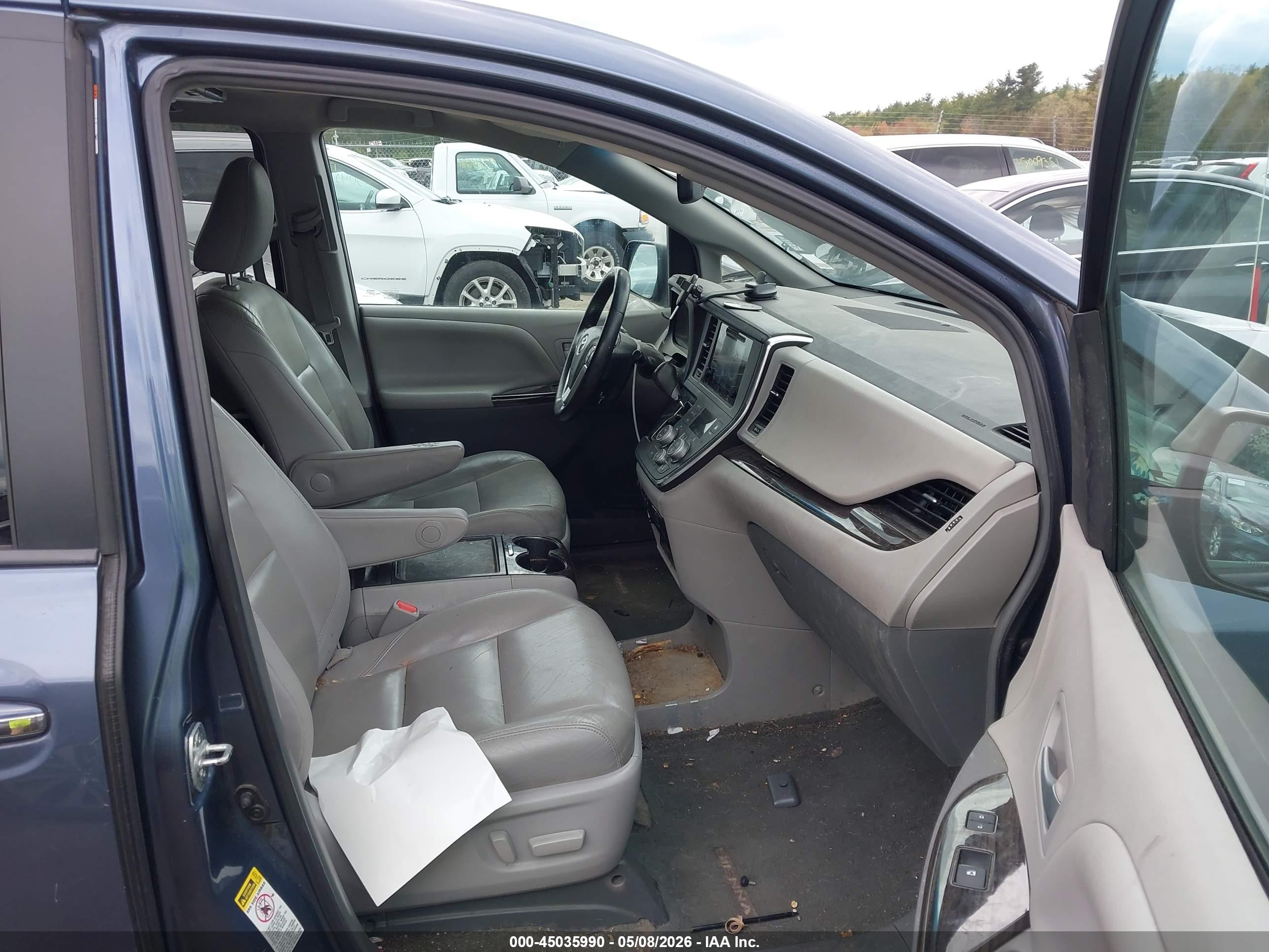 TOYOTA SIENNA image 5