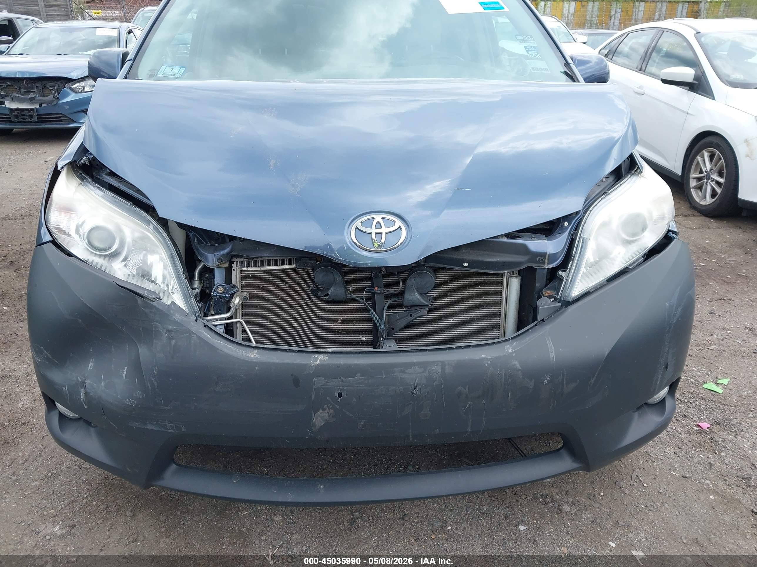 TOYOTA SIENNA image 6