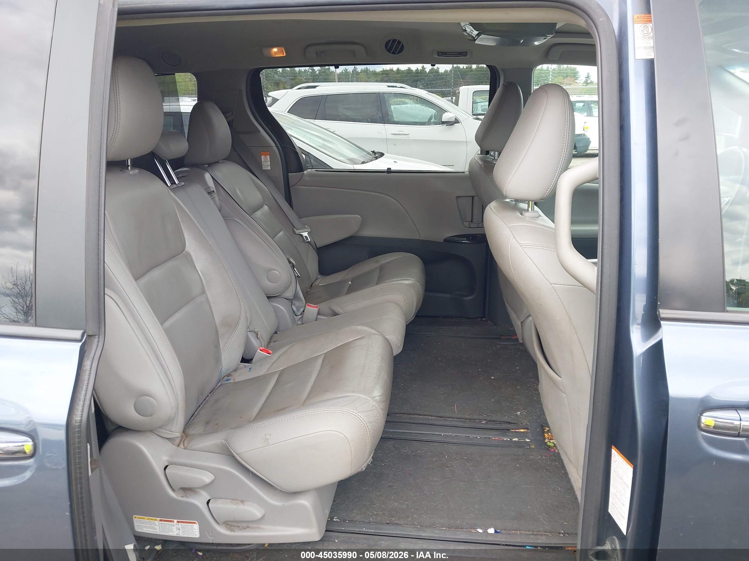 TOYOTA SIENNA image 8