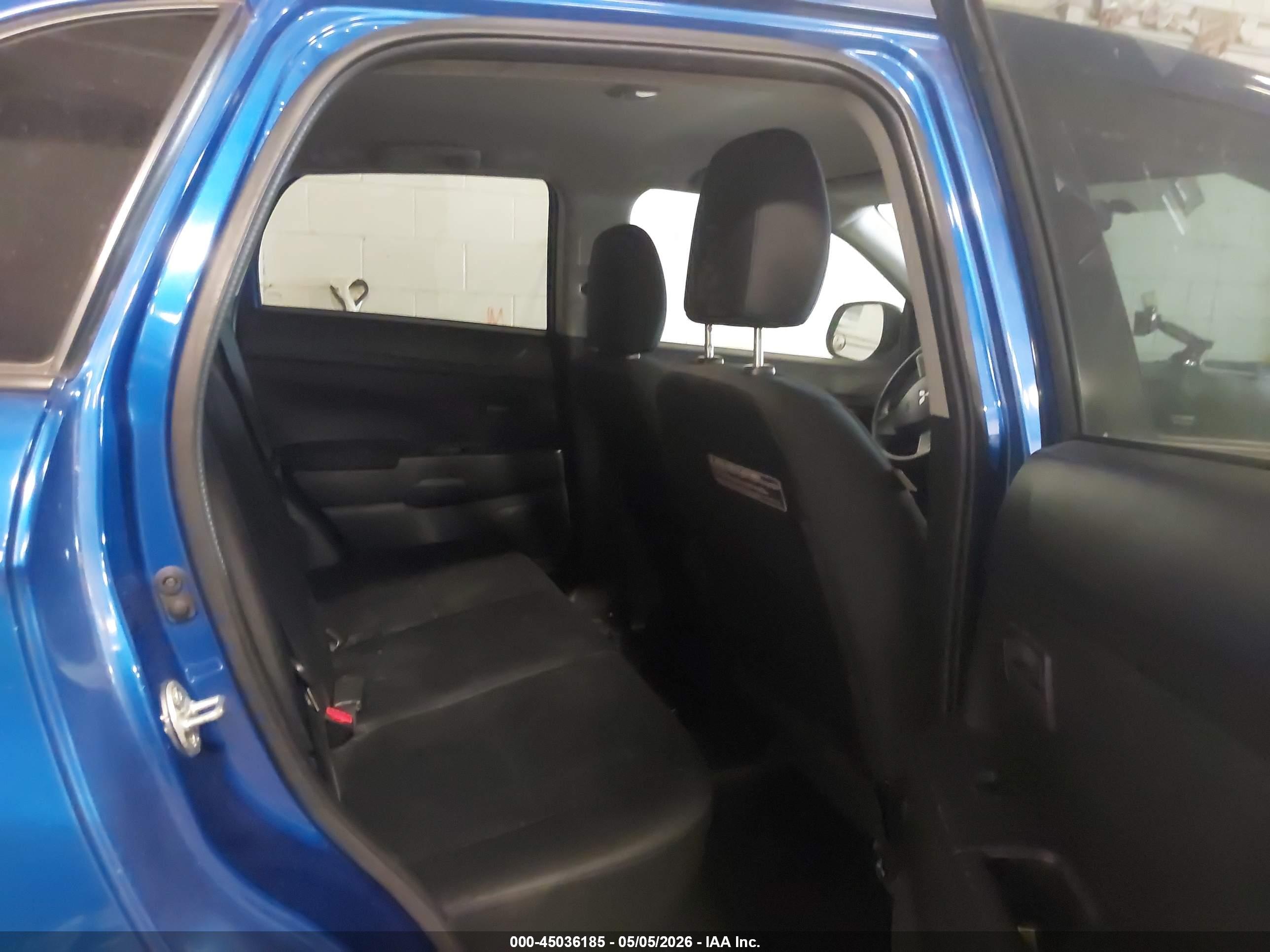 MITSUBISHI OUTLANDER image 8