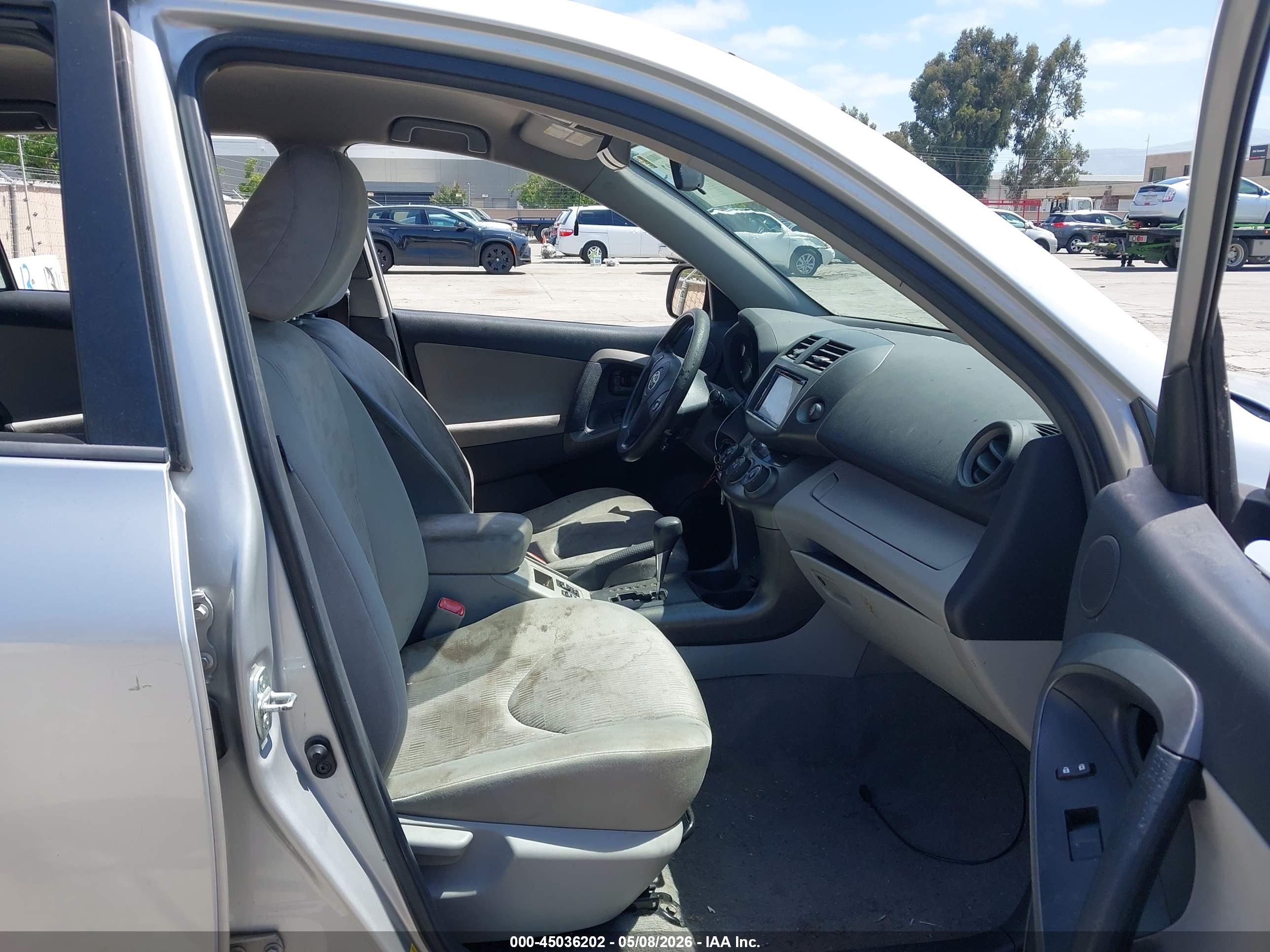 TOYOTA RAV4 image 5
