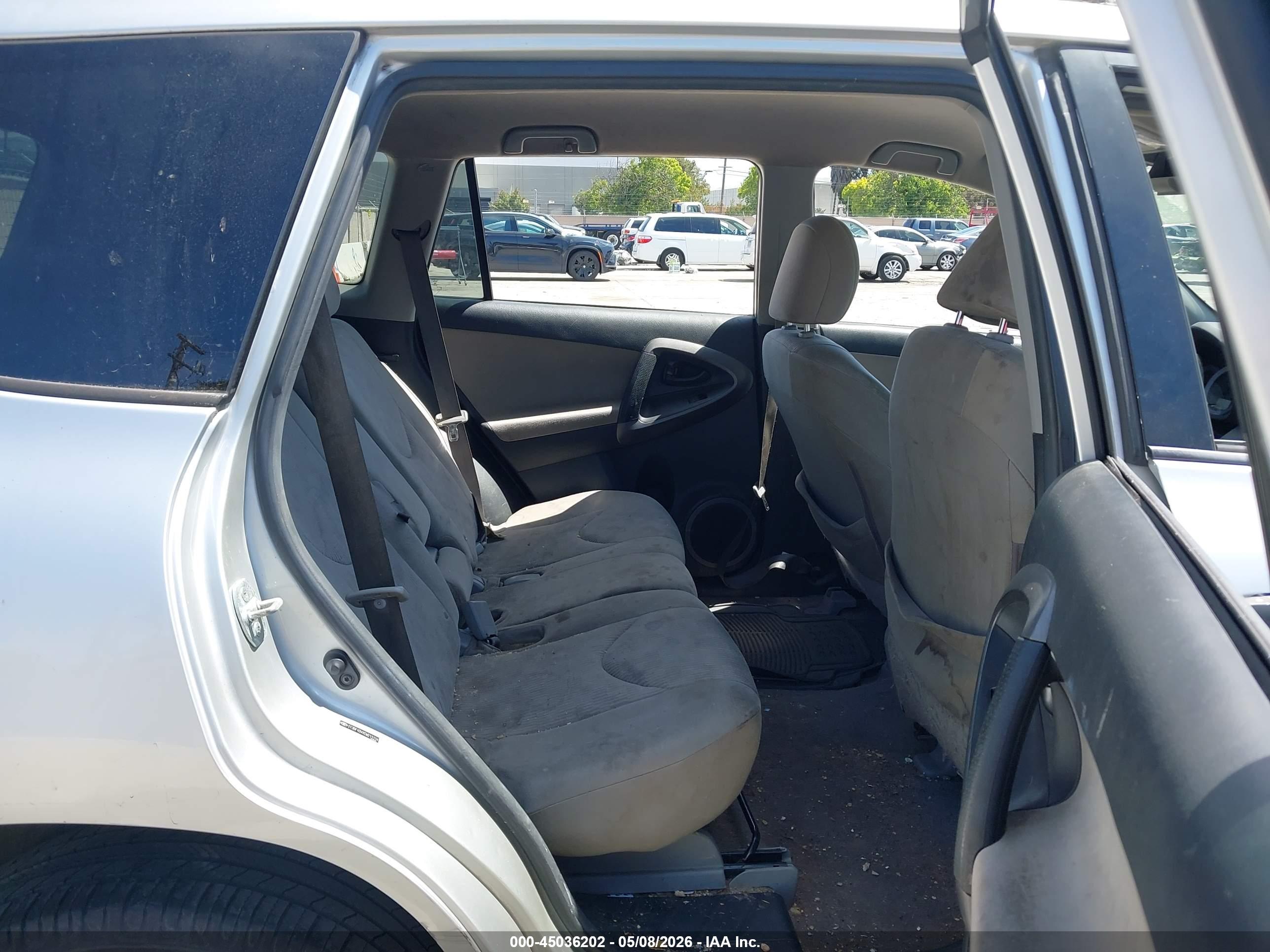 TOYOTA RAV4 image 8