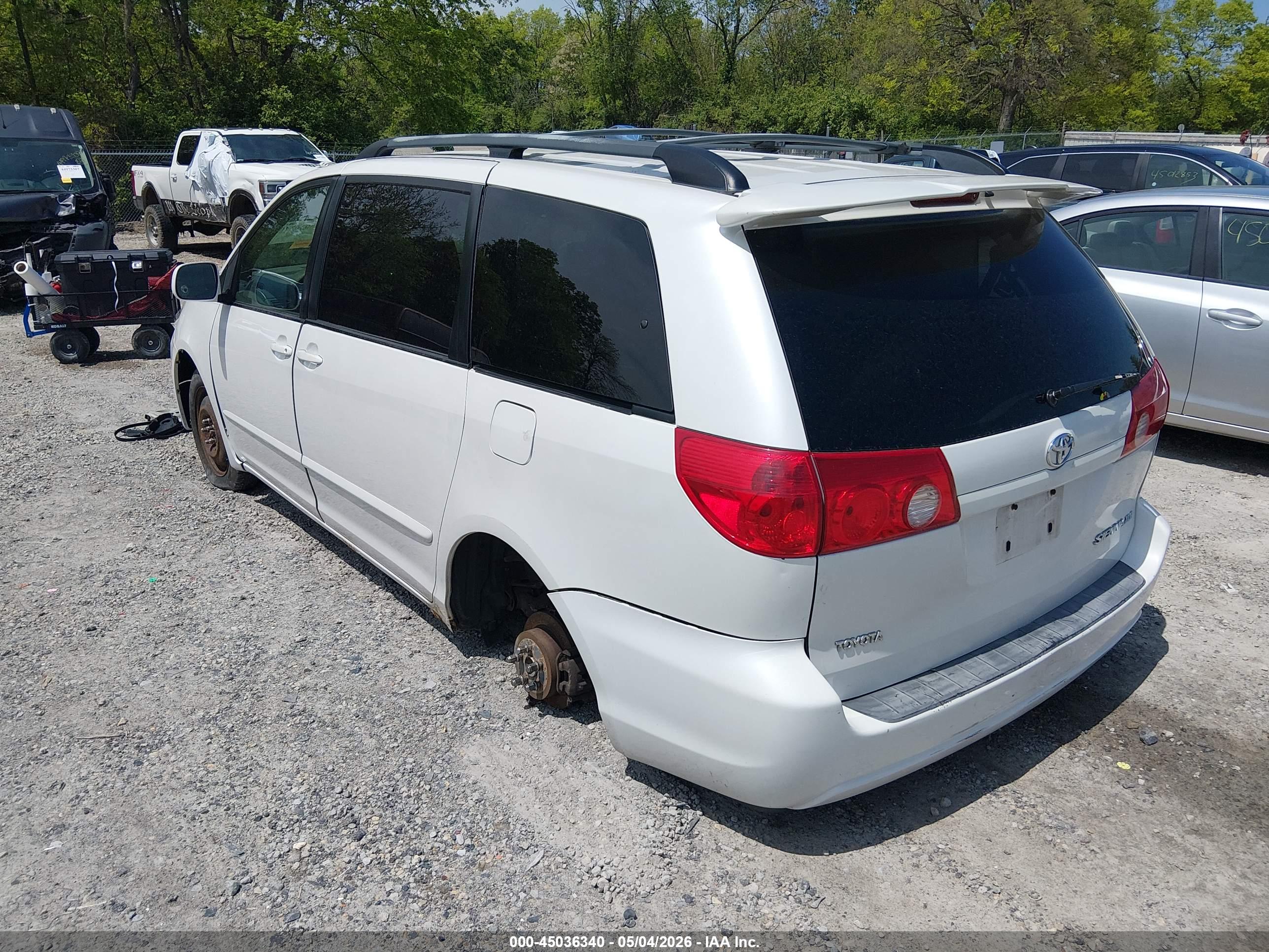 TOYOTA SIENNA image 3