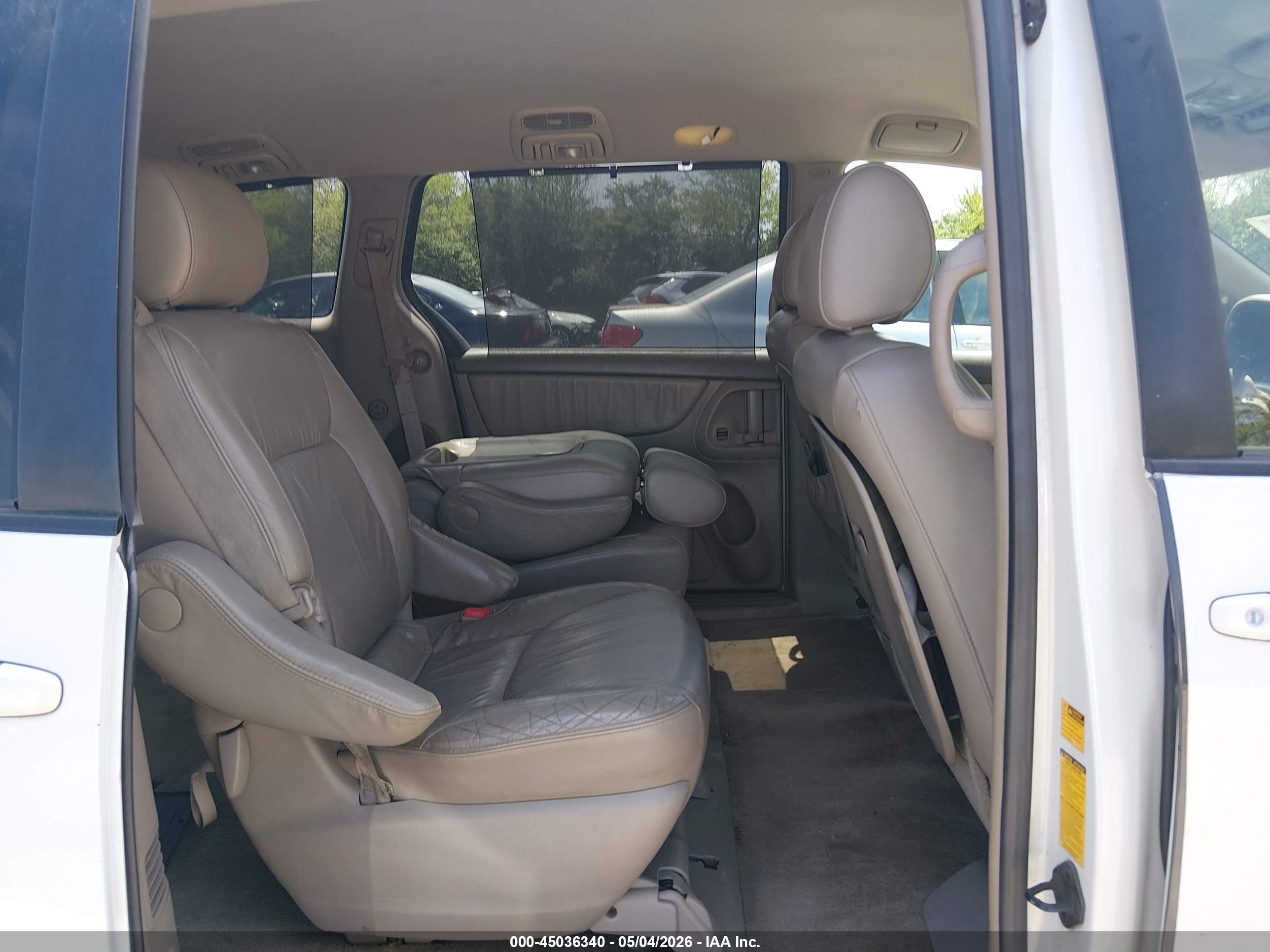 TOYOTA SIENNA image 8