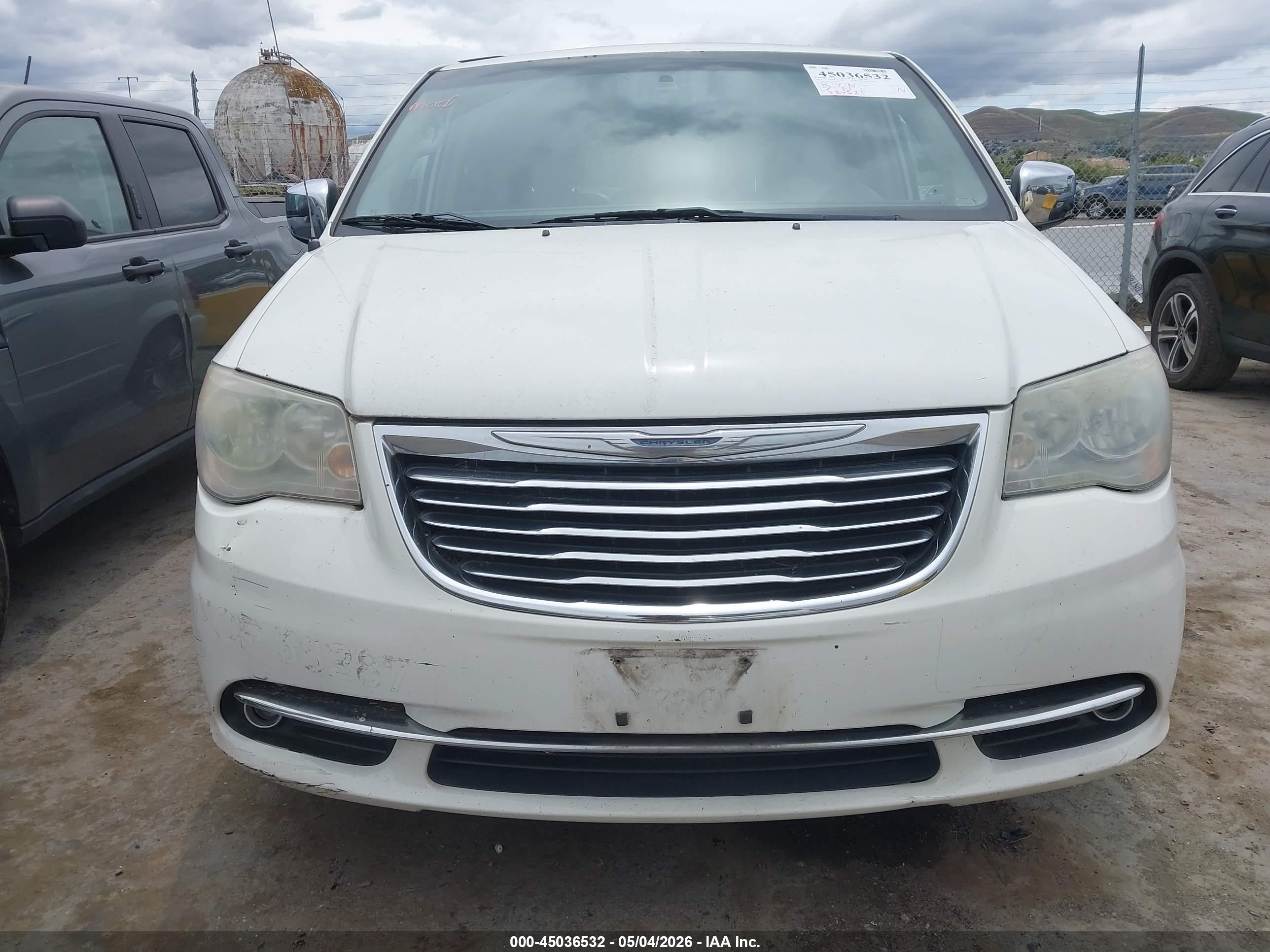 CHRYSLER TOWN image 6