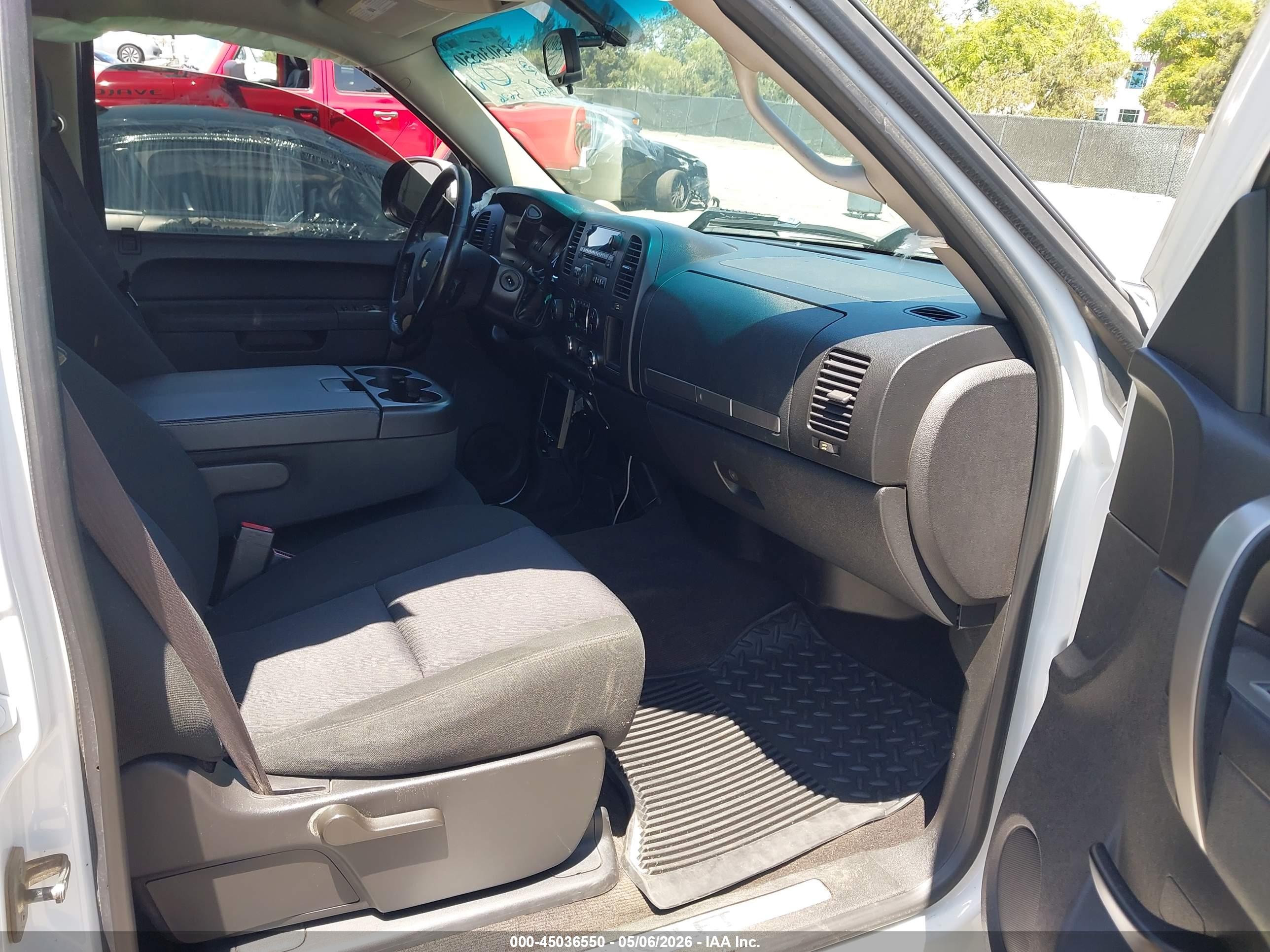 CHEVROLET SILVERADO image 5