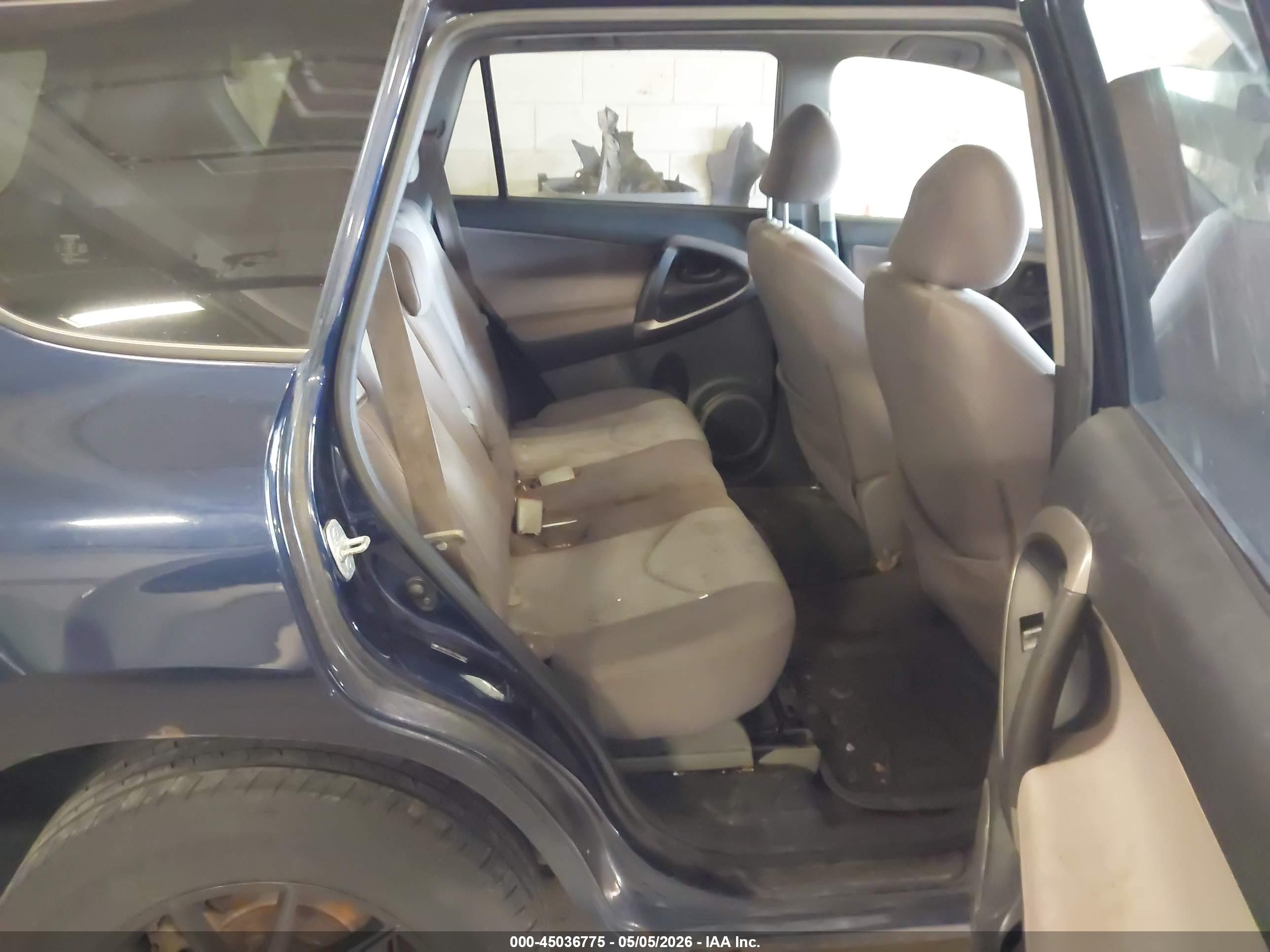TOYOTA RAV4 image 8