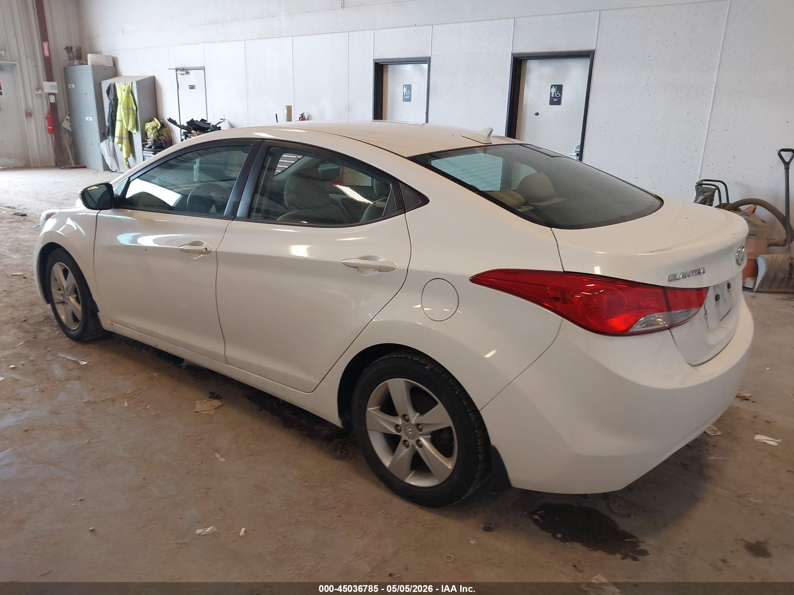 HYUNDAI ELANTRA image 3