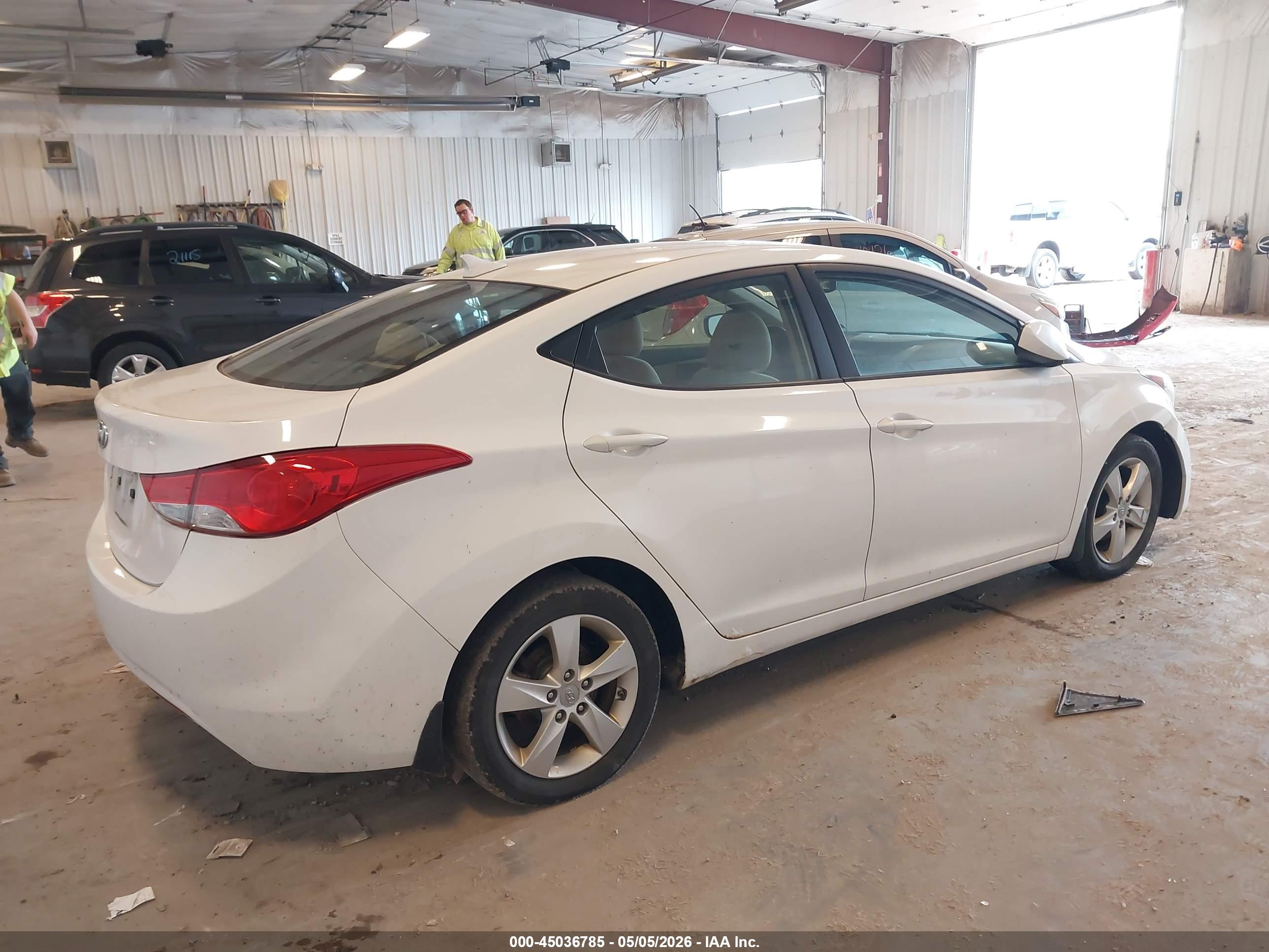 HYUNDAI ELANTRA image 4