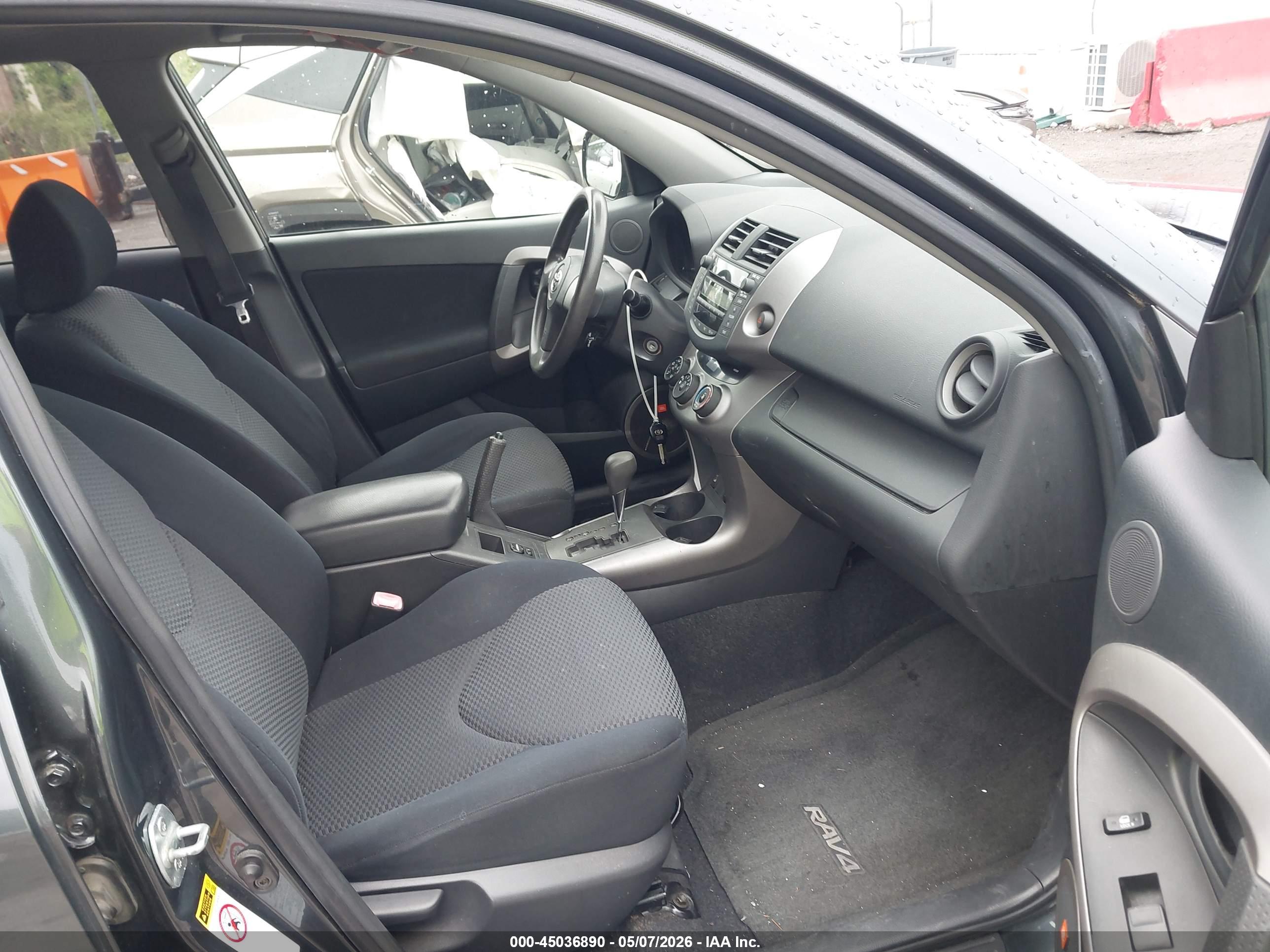 TOYOTA RAV4 image 5