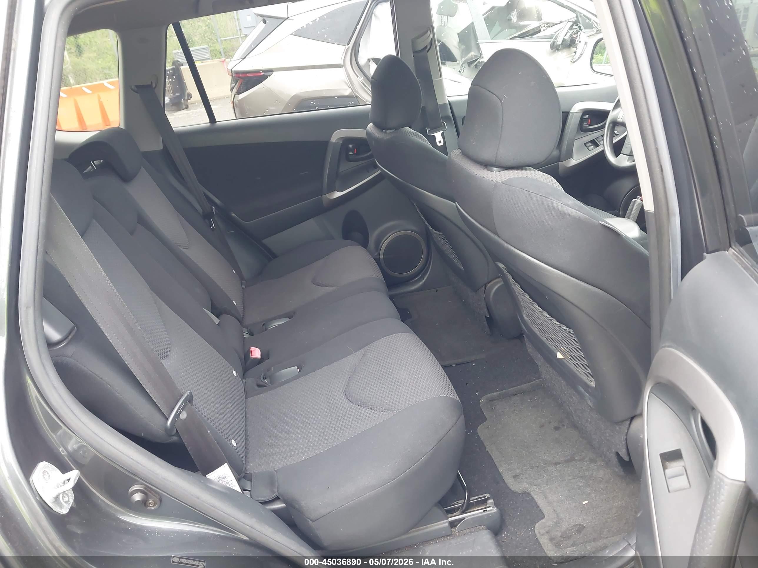 TOYOTA RAV4 image 8